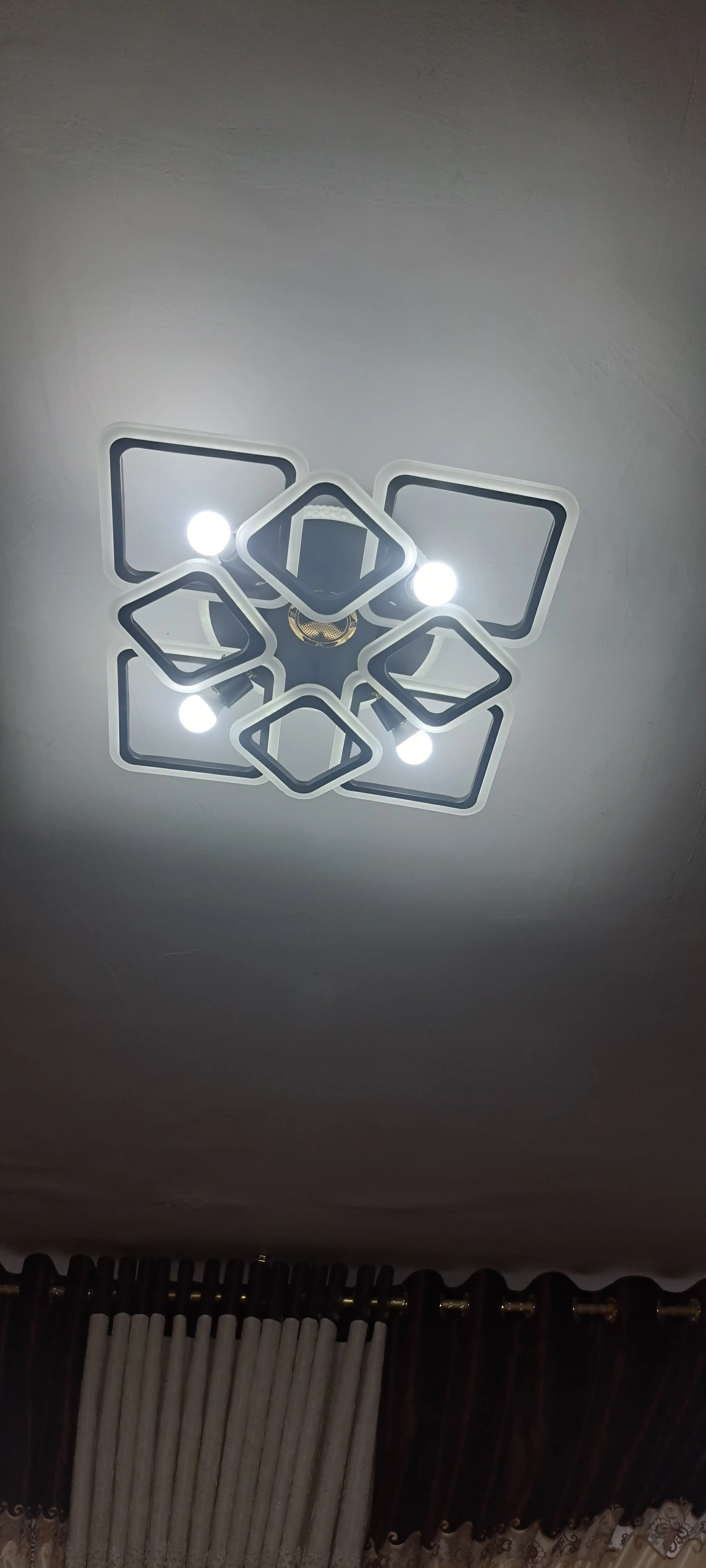 Zamonaviy shift LED lyustra, 4 ta patron, 5 ta yoritish rejimi, 25 m² gacha yoritish