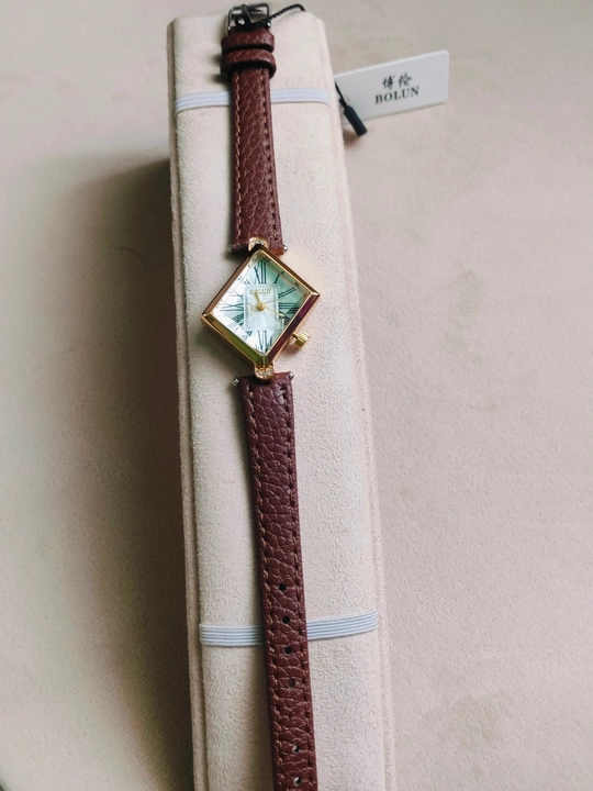 Ayollar qo'l soati BOLUN, kvadrat korpus, klassik dizayn, charm tasma, kvarts mexanizm