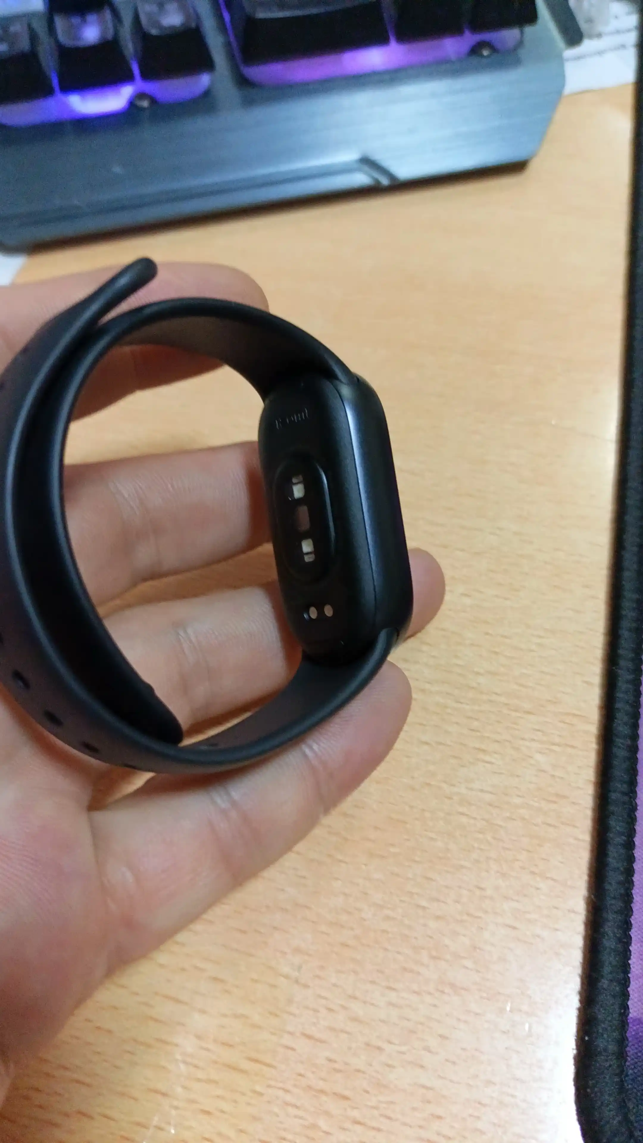 Xiaomi Smart Band 10 fitnes bilaguzugi, 1.72" AMOLED displey, 150dan ortiq sport rejimlari