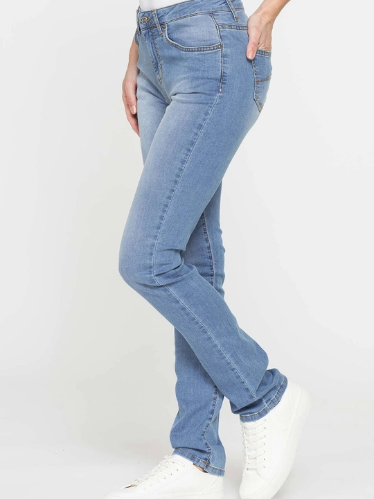 Ayollar jinsi shimlari Carrera Jeans, yengil denimdan, to'g'ri va pastga torayuvchi fason