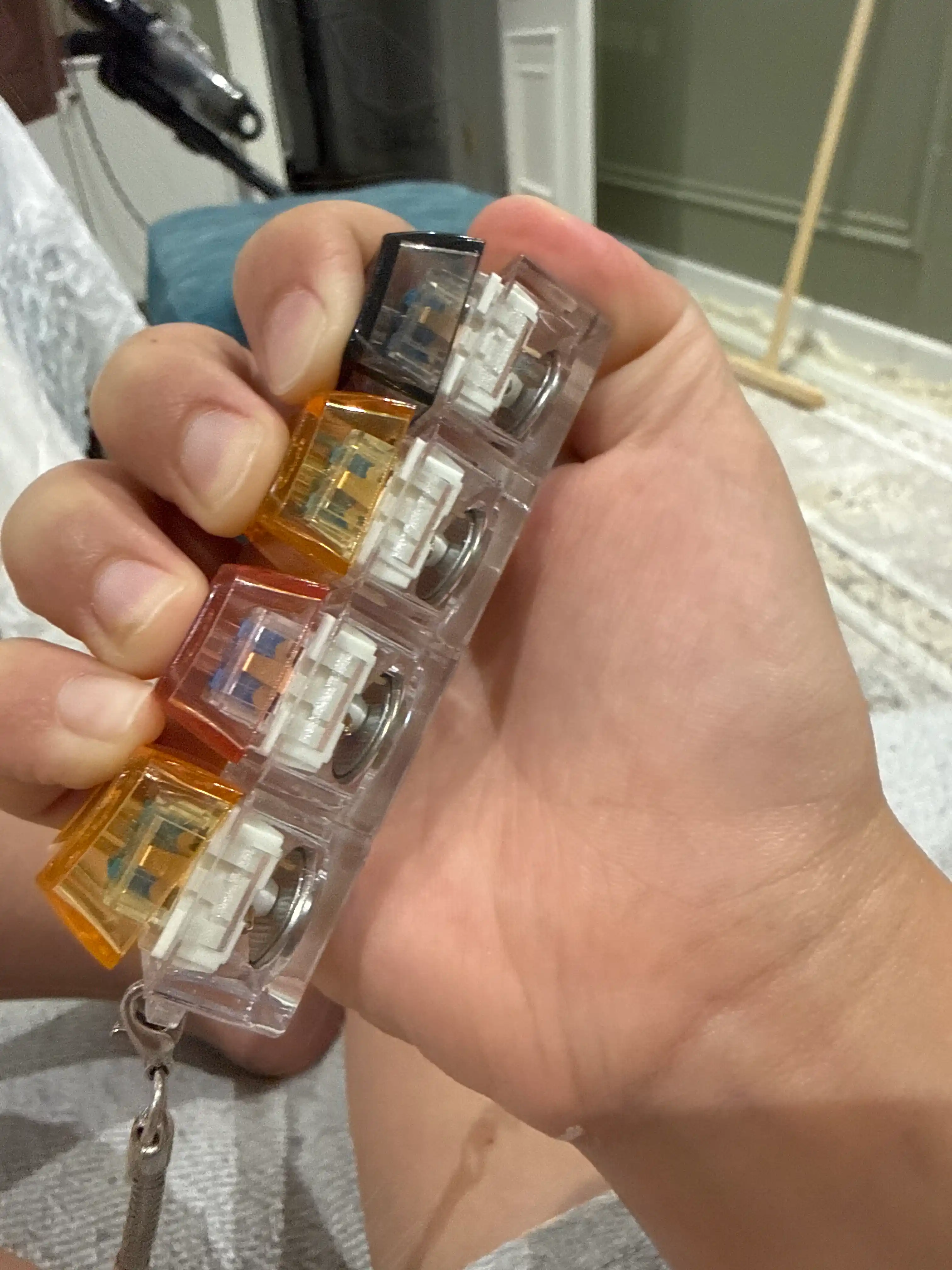 Stressga qarshi tugmalar, mini-keyboard switch brelok, 4 ta tugma, klik o‘yinchoq