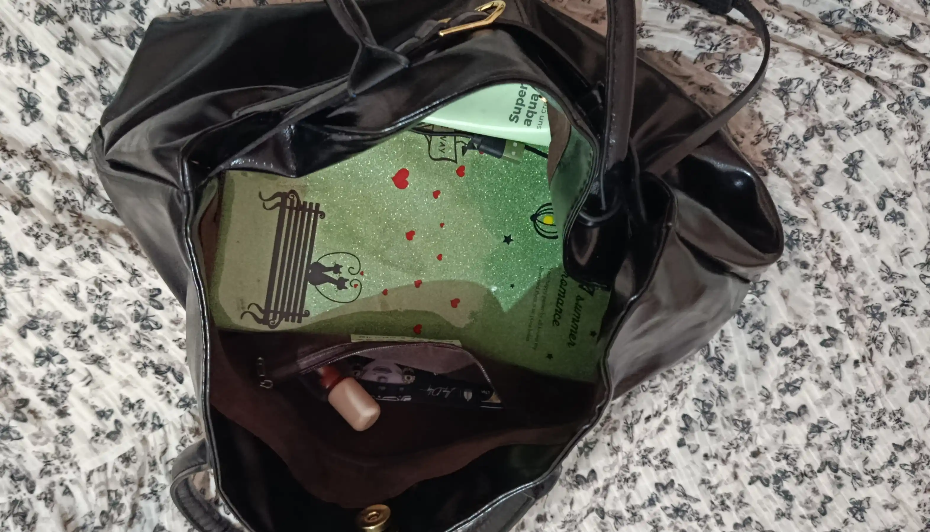 Katta ayollar sumkasi, yelkaga osiladigan eko charm