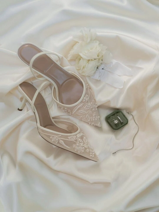 To‘y va bayramlar uchun mo‘ljallangan, to‘rli va kashta tikilgan poshnali ayollar poyabzali