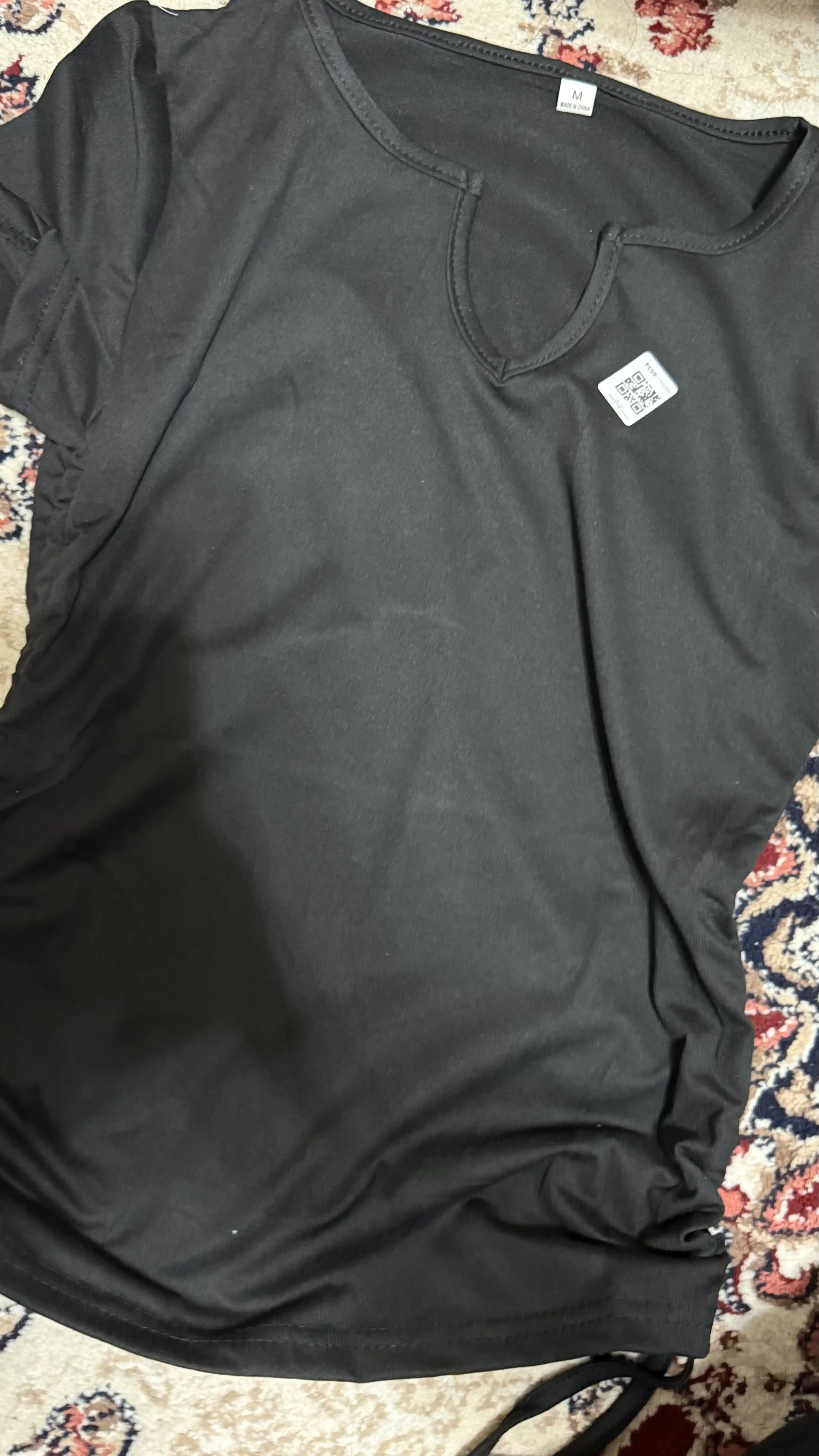 Yollar uchun futbolka, V-shaklli yoqali, yon tomoni yig‘ma dizaynli, qisqa yengli,slim fit