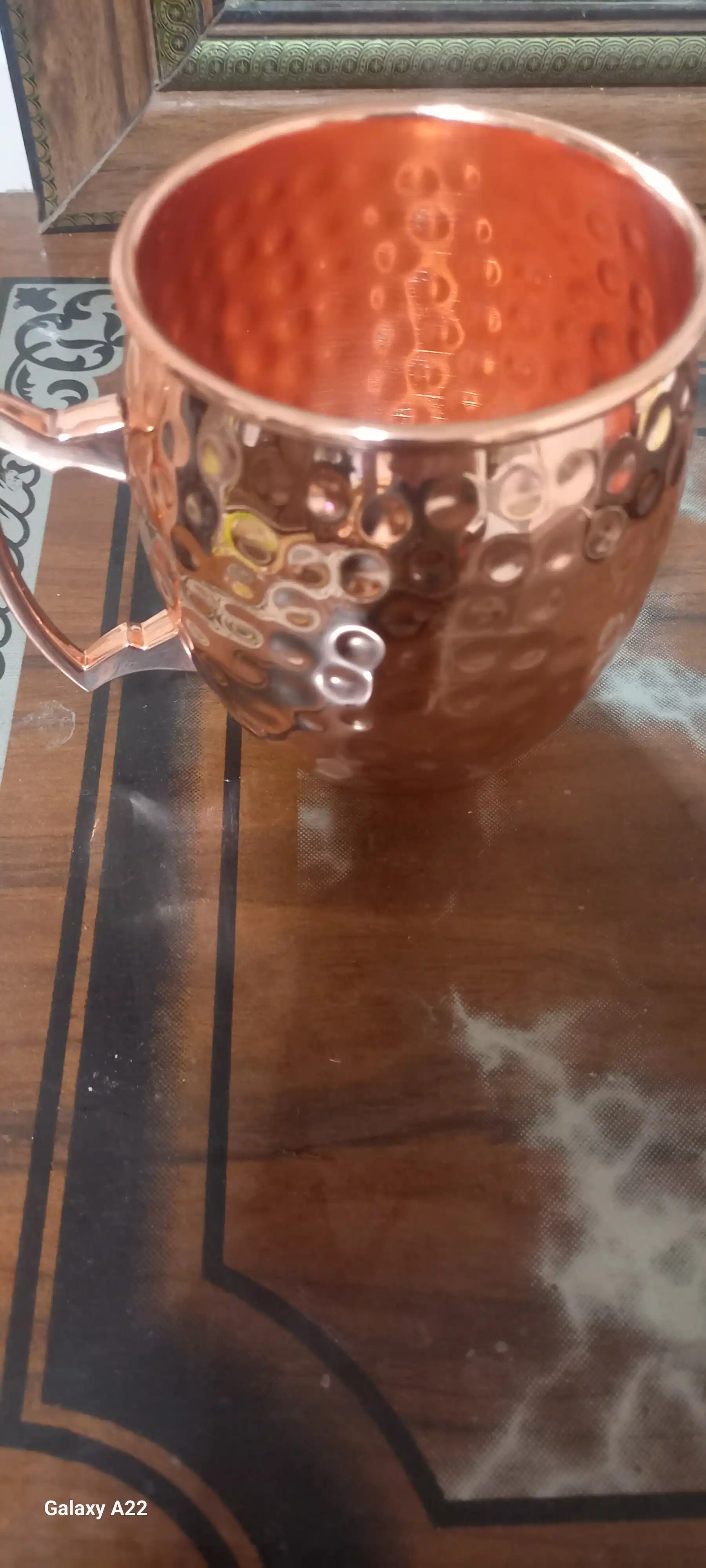 Naqshli va oltin rang tutqichli mis krujka –kokteyllari, choy va ichimliklar uchun, 450 ml