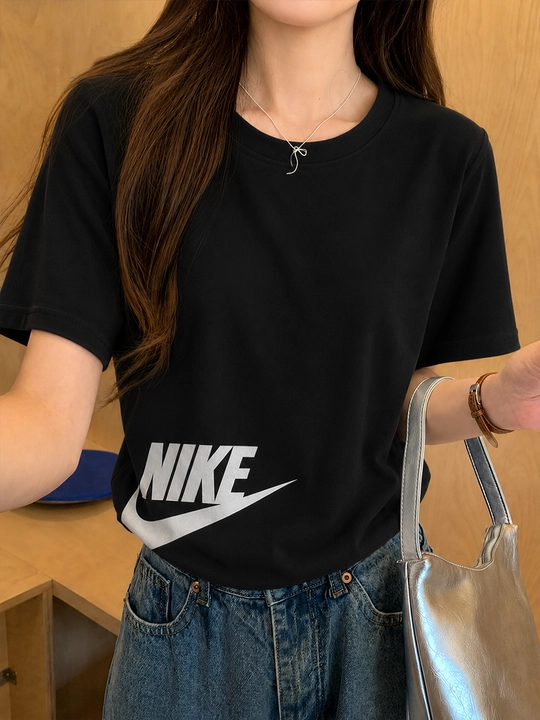 Ayollar futbolkasi