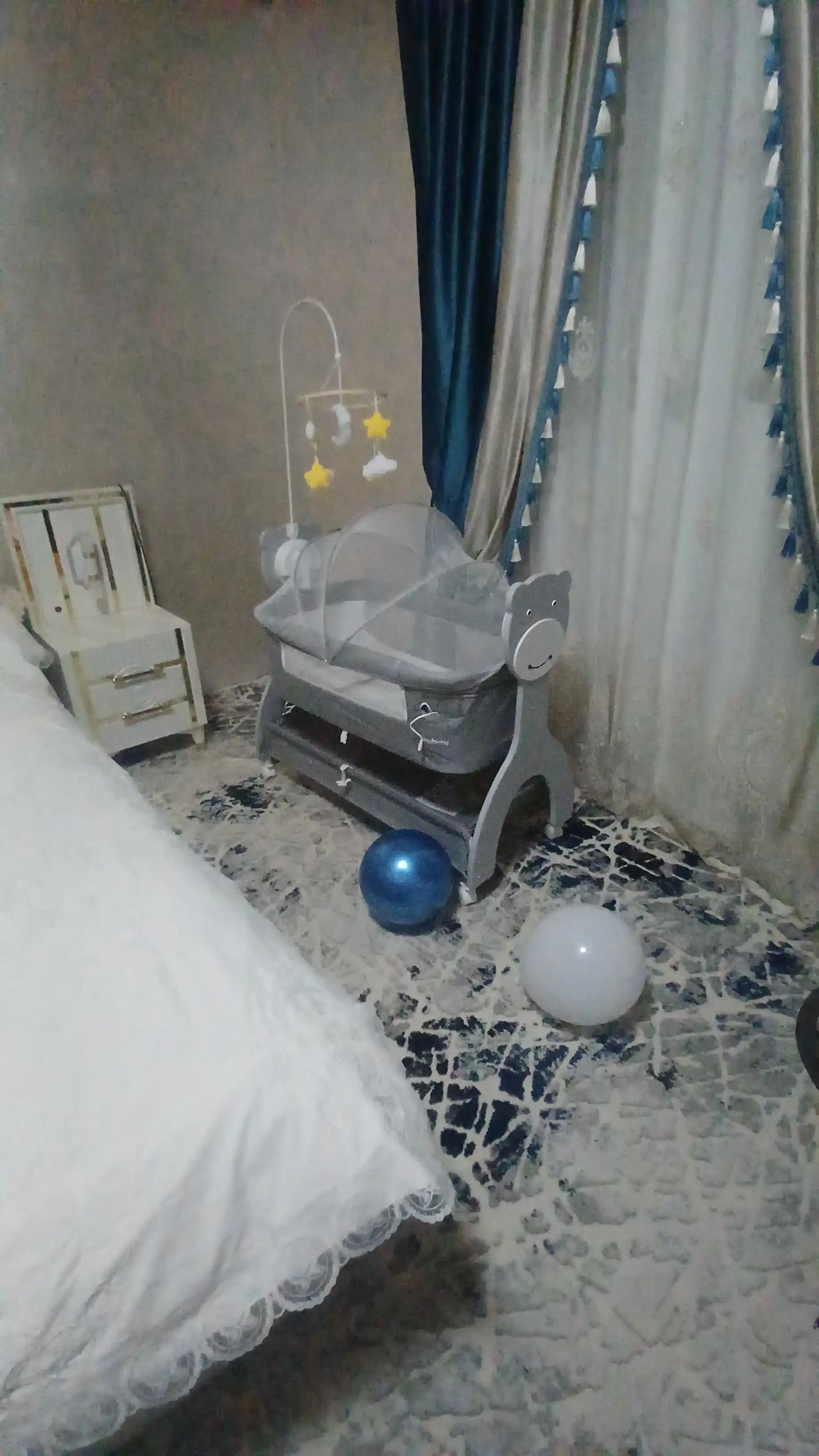 Bolalar karavoti, yangi tug‘ilgan chaqaloqlar uchun belanchak, pult va Bluetooth musiqasi bilan