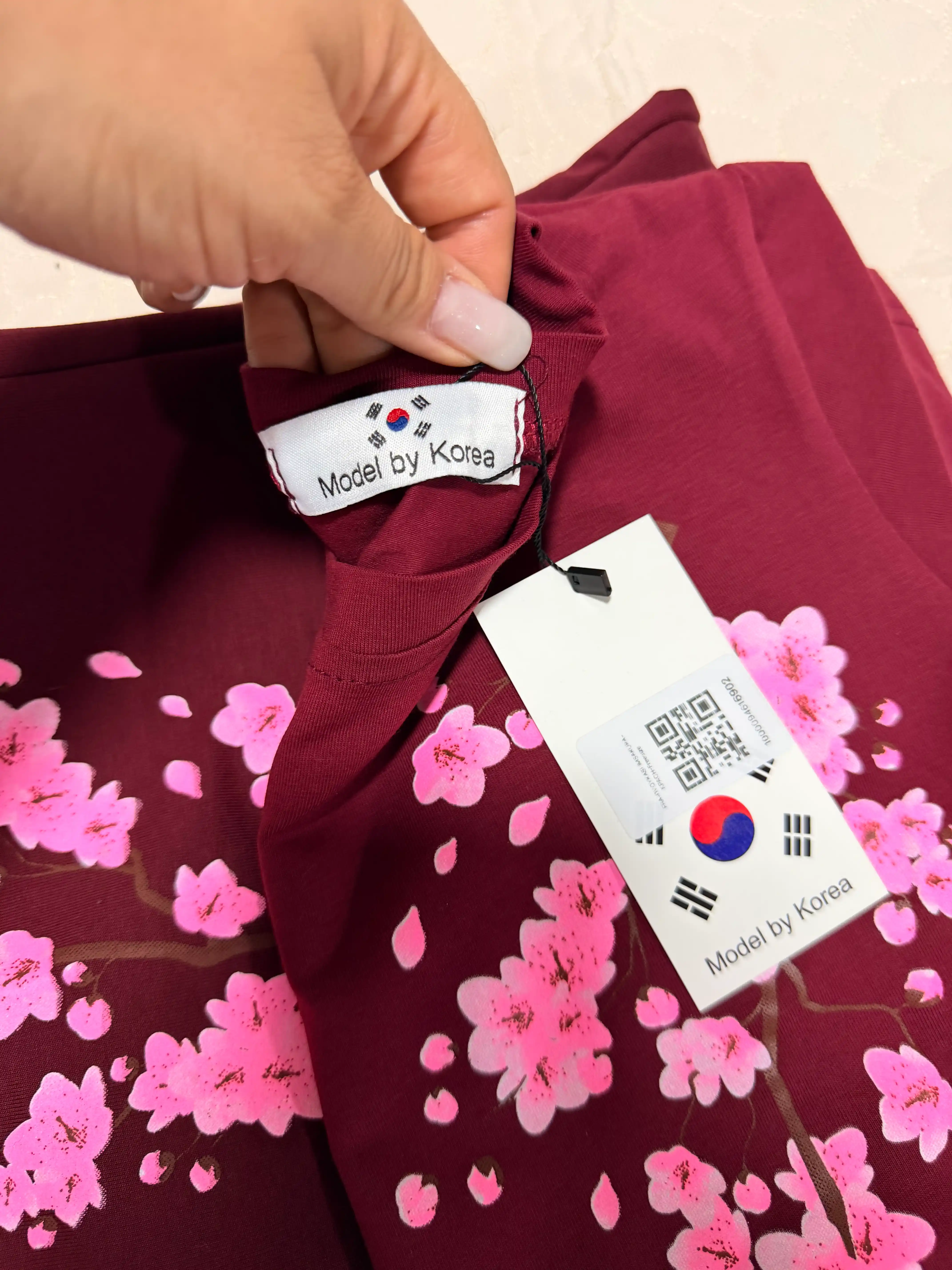 Ayollar uchun yozgi kostyum dvoyka sakura printli, futbolka va keng shim