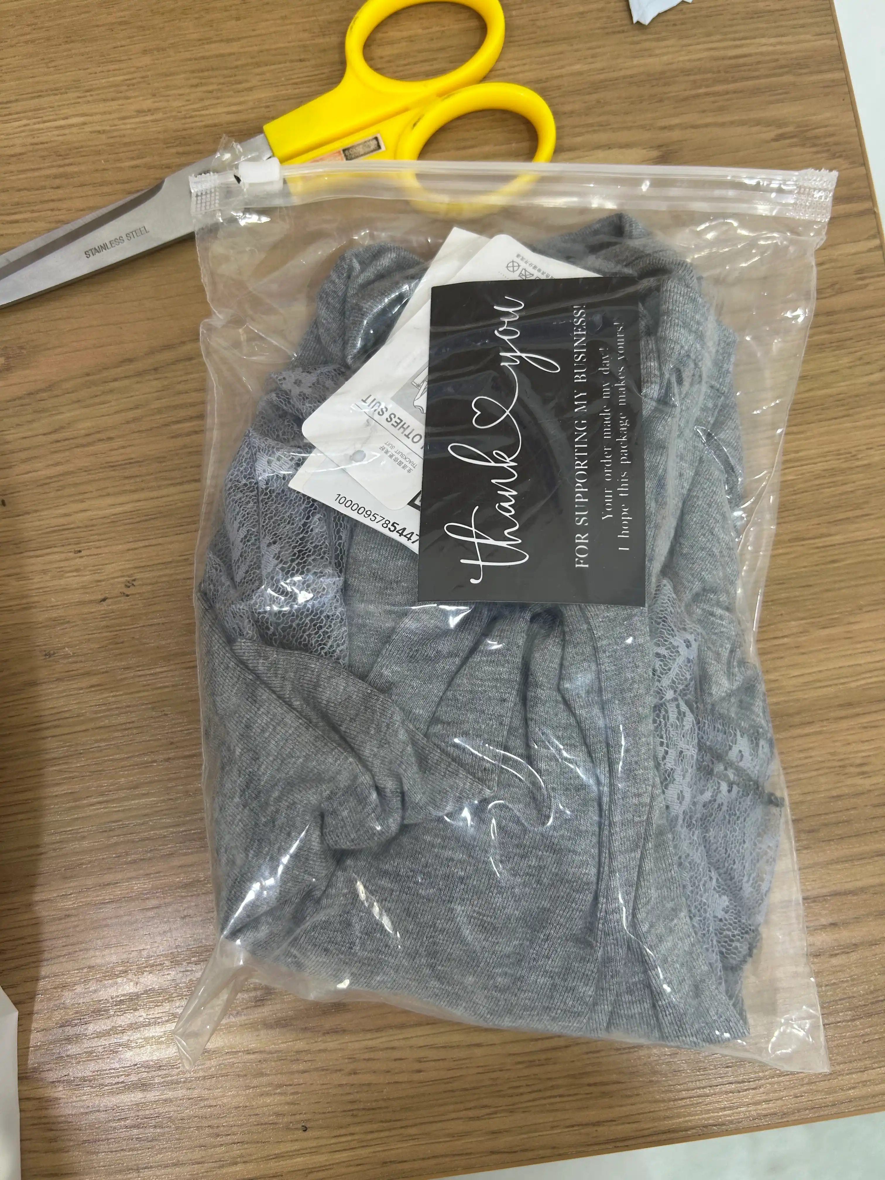 Кофта женская, с гипюровыми рукавами Soft Lace Bell —приталенная блуза