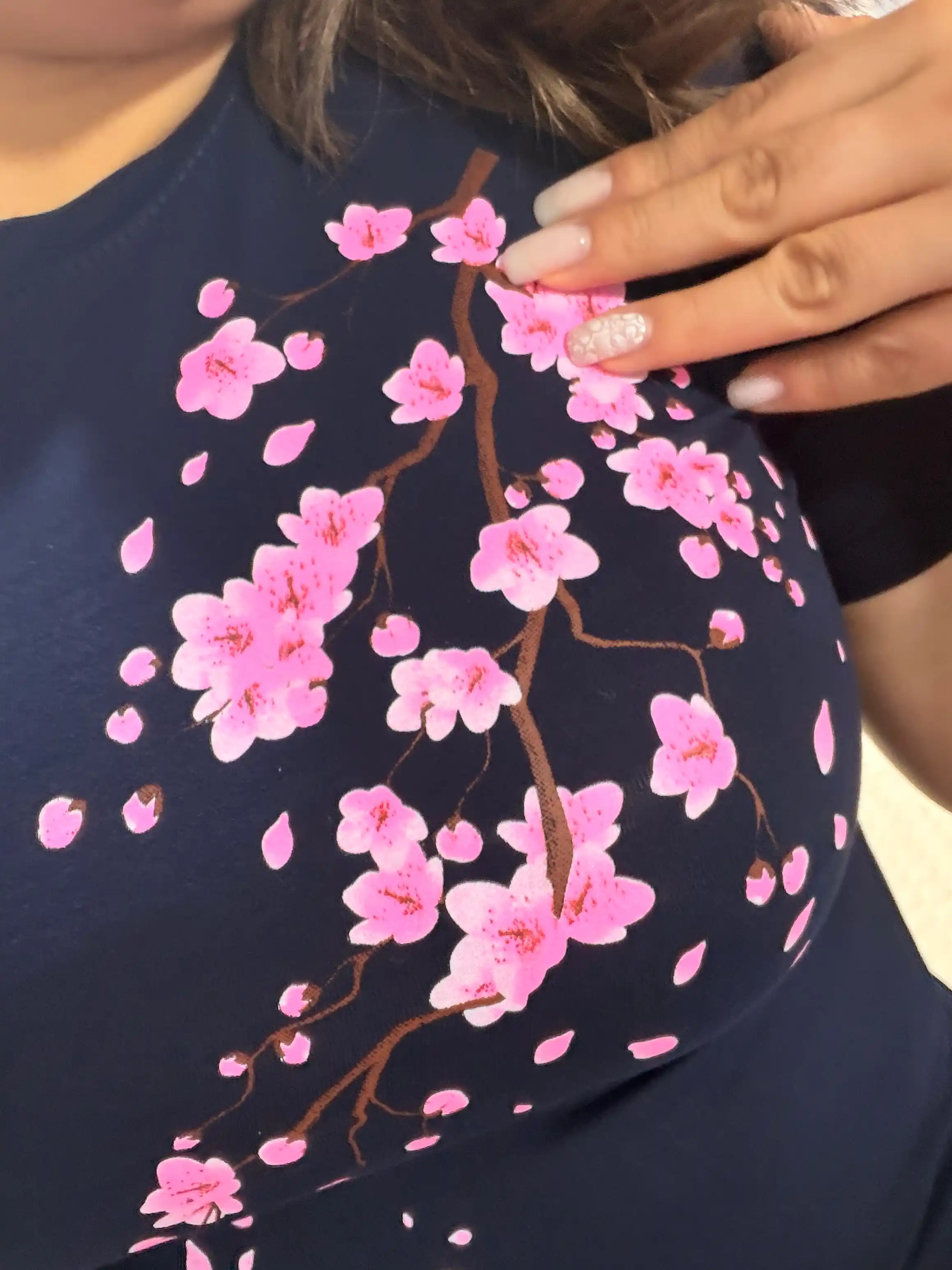 Ayollar uchun yozgi kostyum dvoyka sakura printli, futbolka va keng shim