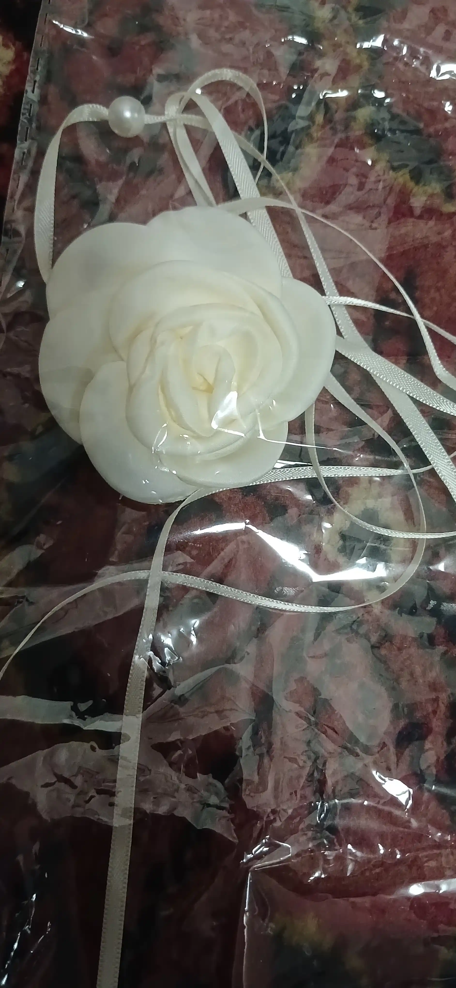 Ayollar bo‘ynidagi choker, tasmadagi atirgul va marvaridli marjon