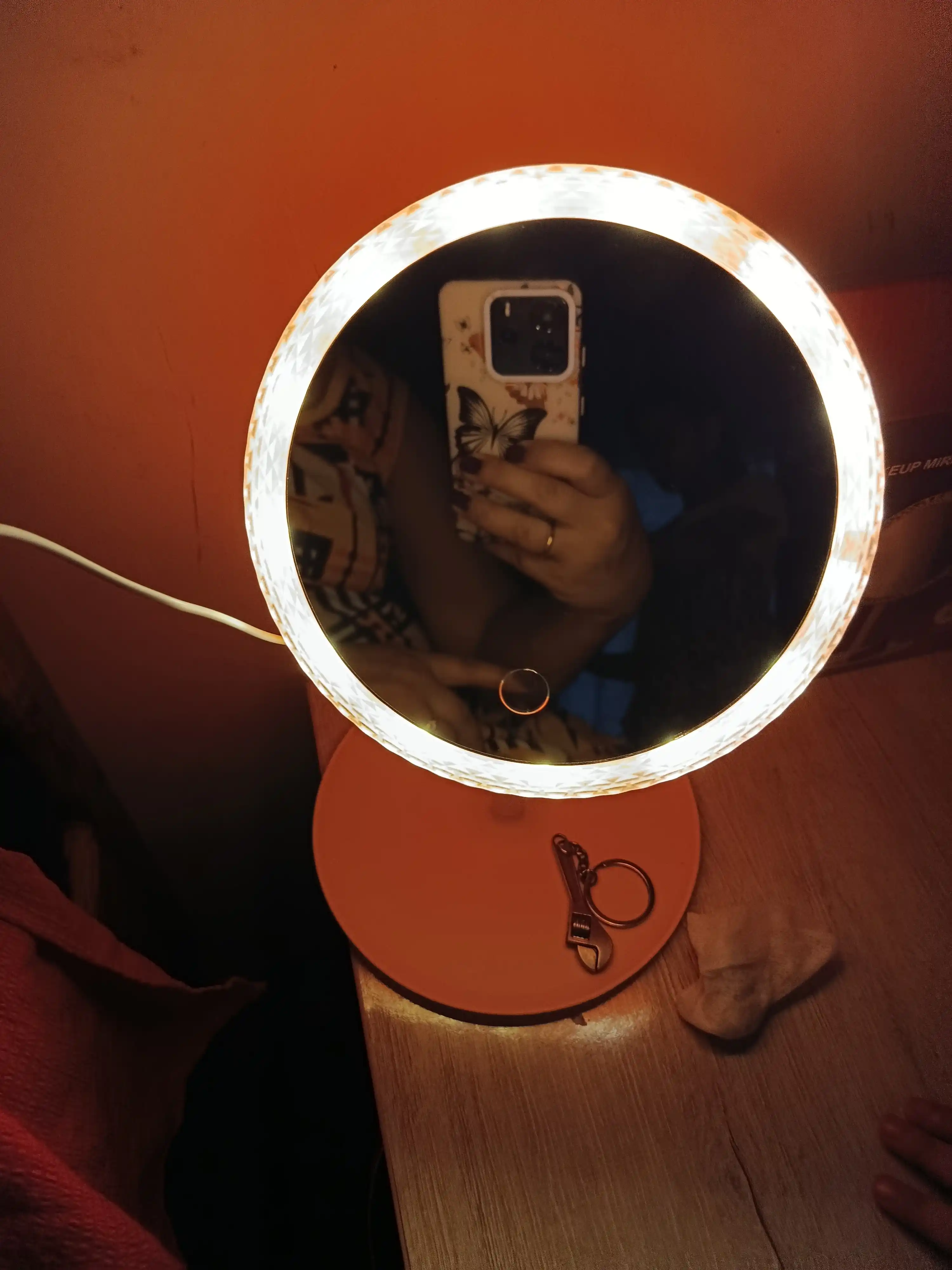 Kosmetik ko‘zgu, ikki tomonlama ko‘zgu, kattalashtiruvchi ko‘zgu, LED yoritgichli ko‘zgu
