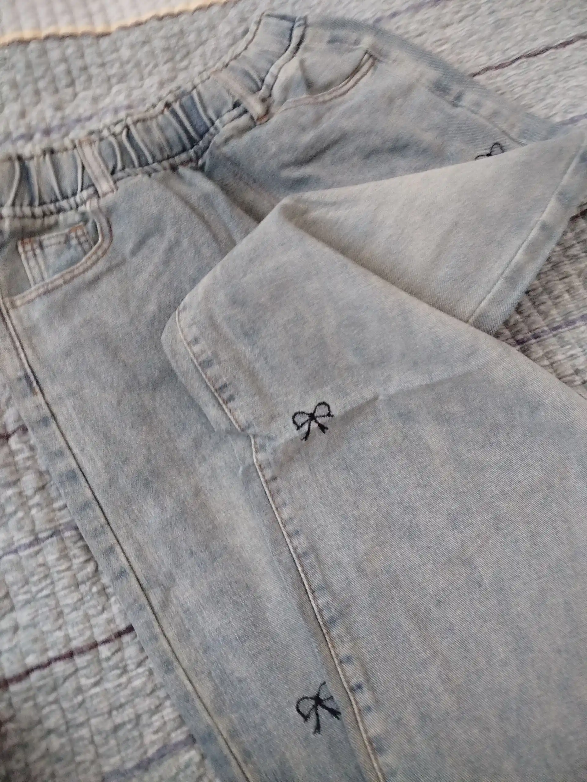 Ayollar uchun baland belli mom jeans – turli rangdagi denim shimlar, jinsi shimlar