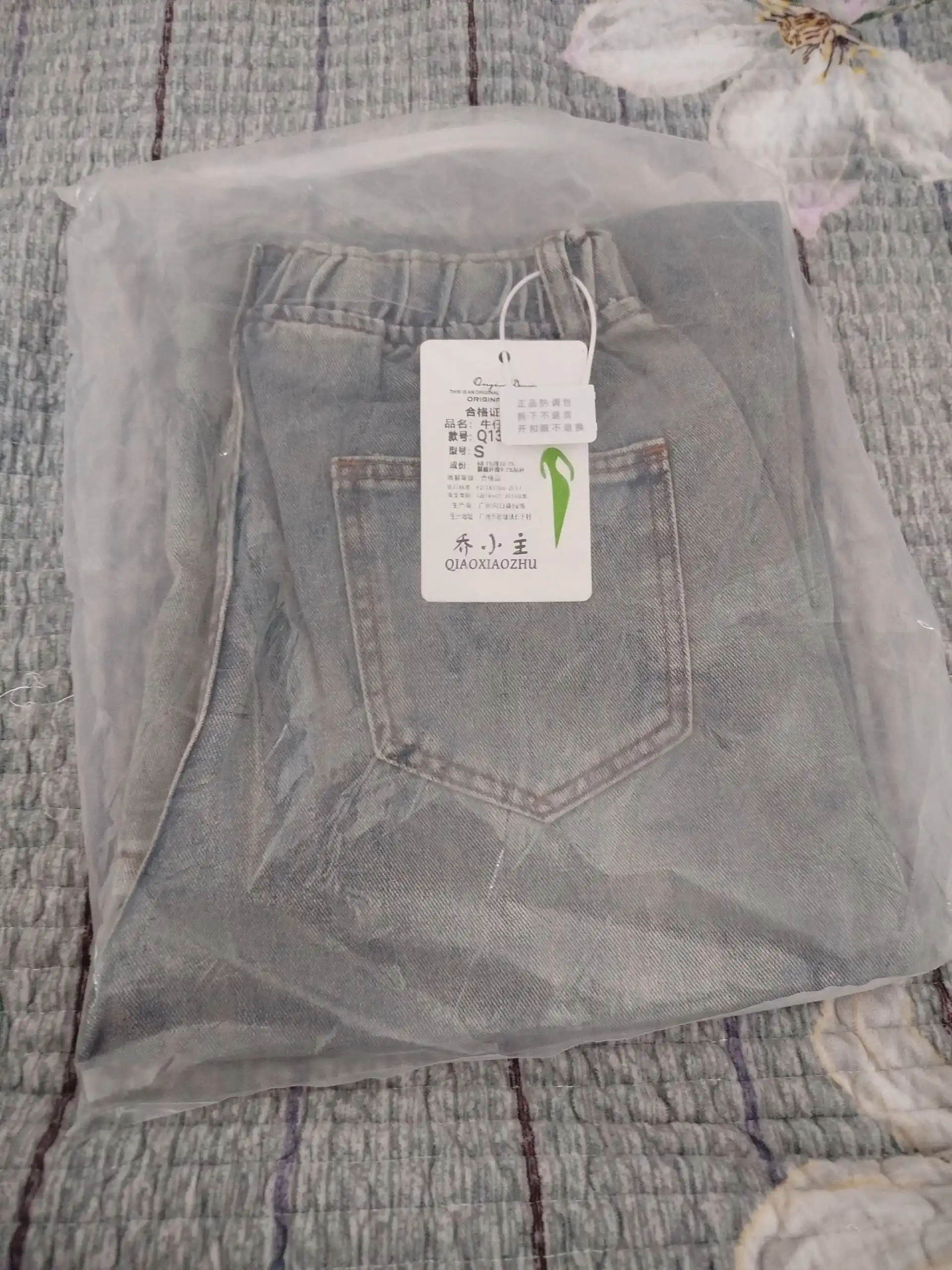 Ayollar uchun baland belli mom jeans – turli rangdagi denim shimlar, jinsi shimlar