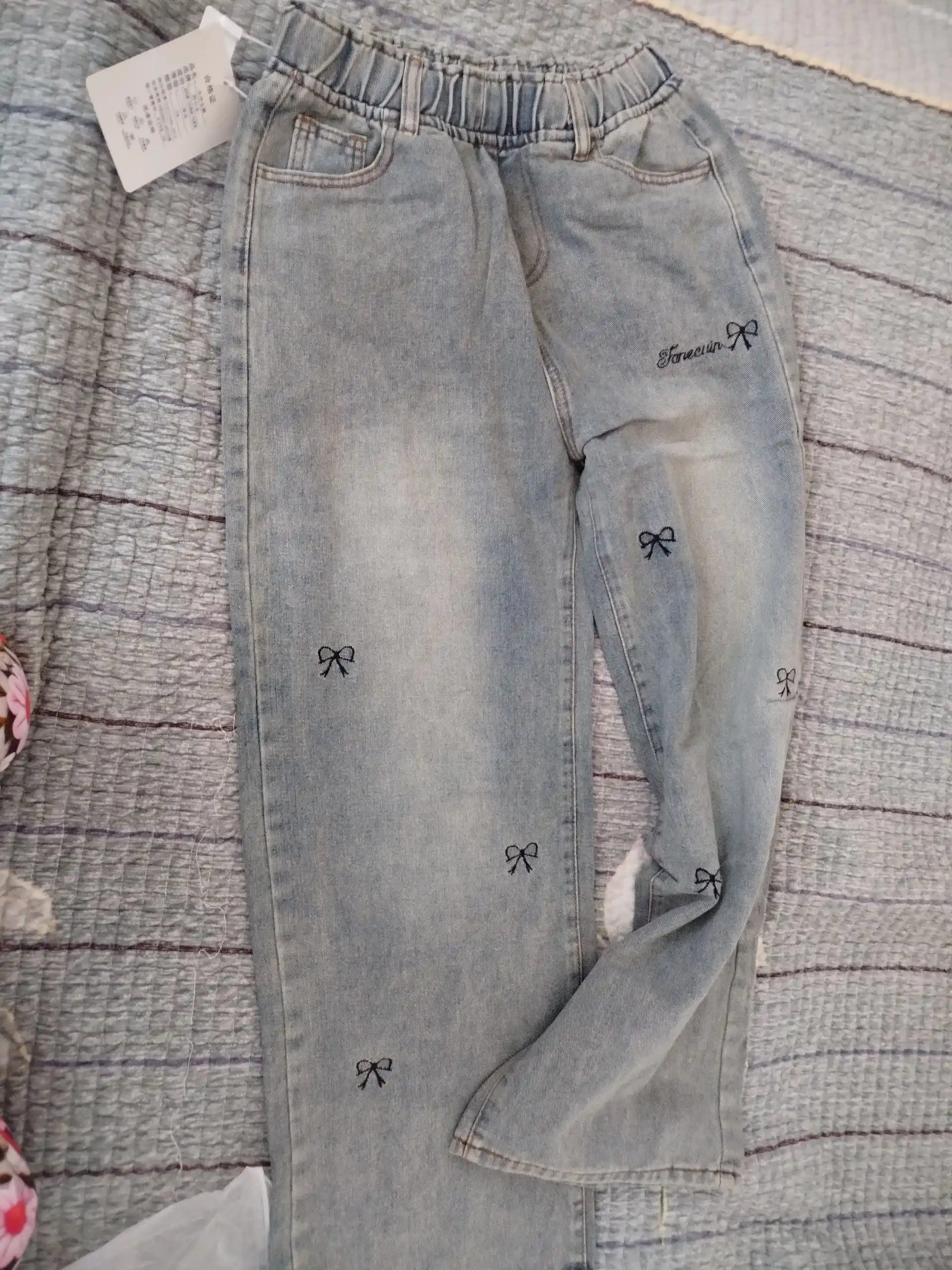 Ayollar uchun baland belli mom jeans – turli rangdagi denim shimlar, jinsi shimlar