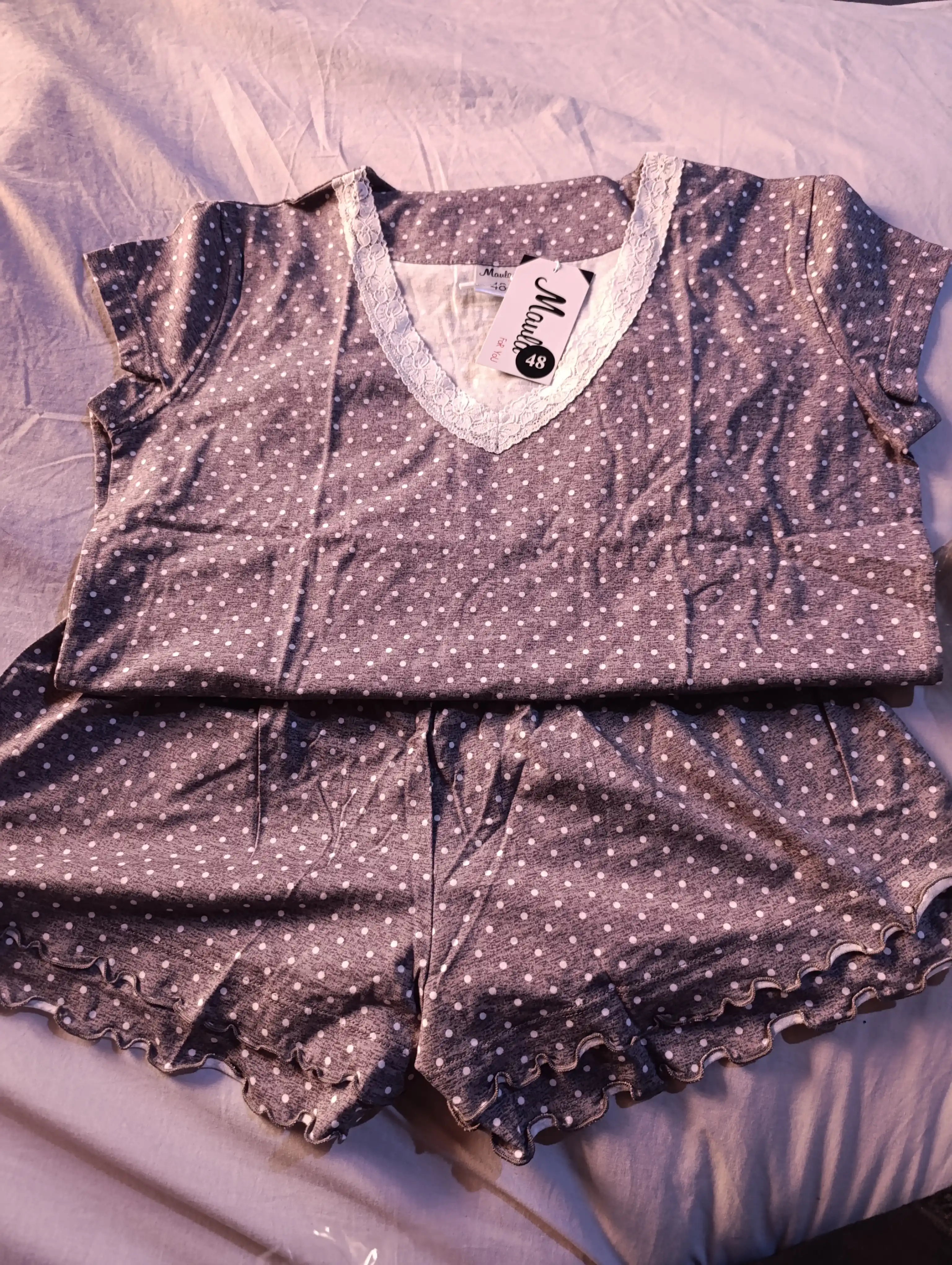 Pijama shortik bilan, Maula