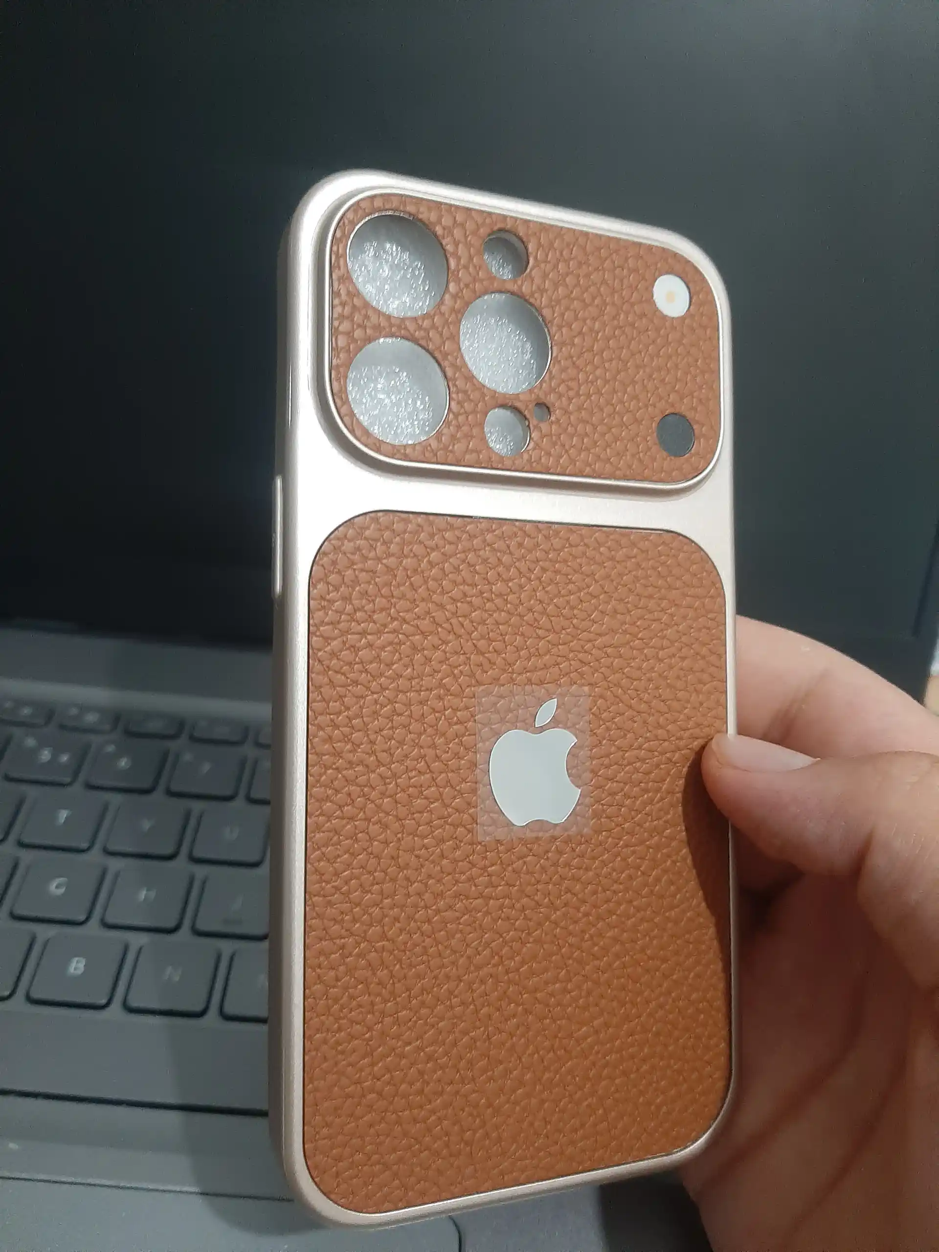 IPhone 17 Pro uslubida chexol iPhone Pro va Pro Max uchun