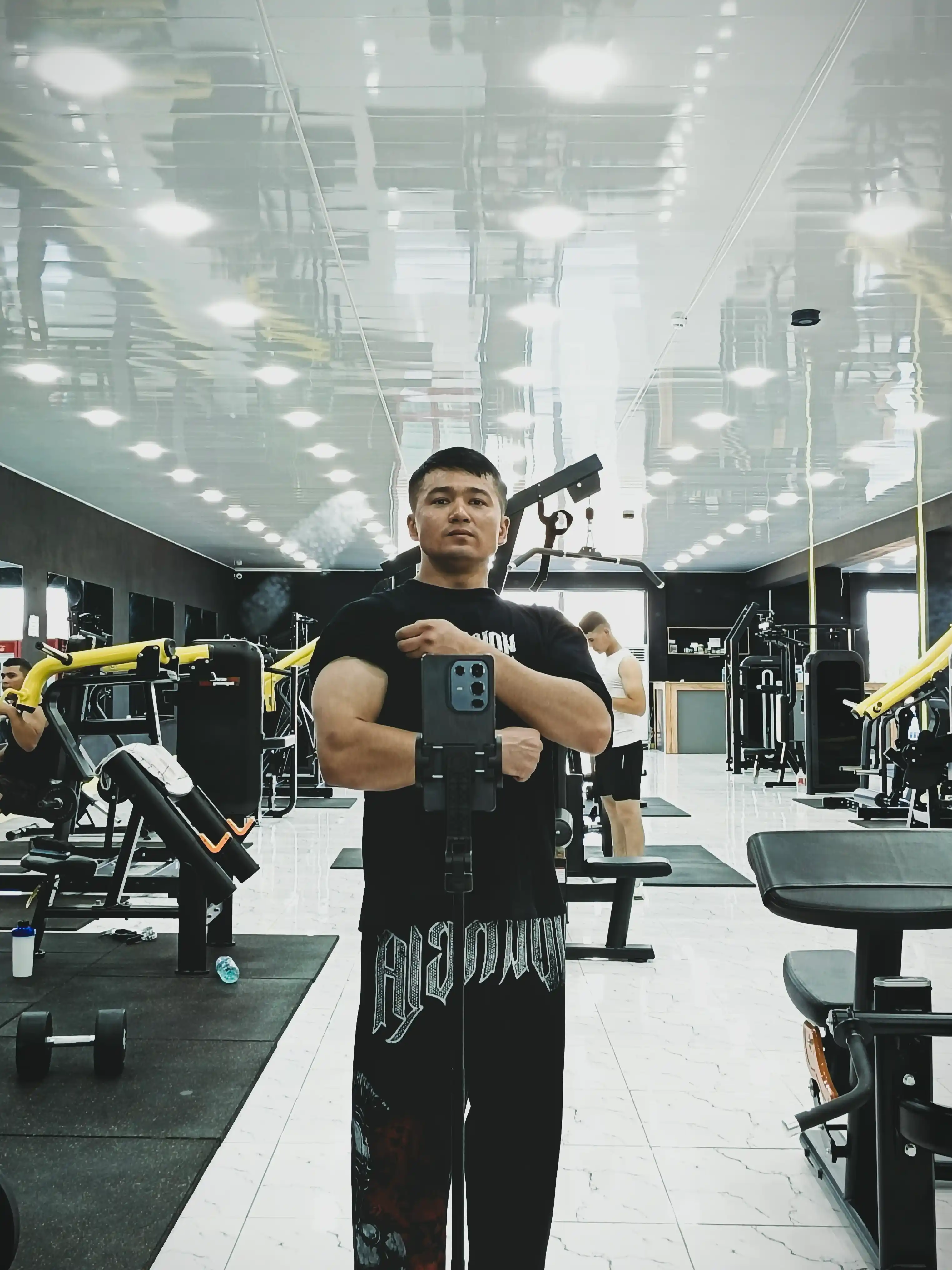 Erkaklar uchun sport shimlar — joggerlar YOUNGLA va GYMSHARK