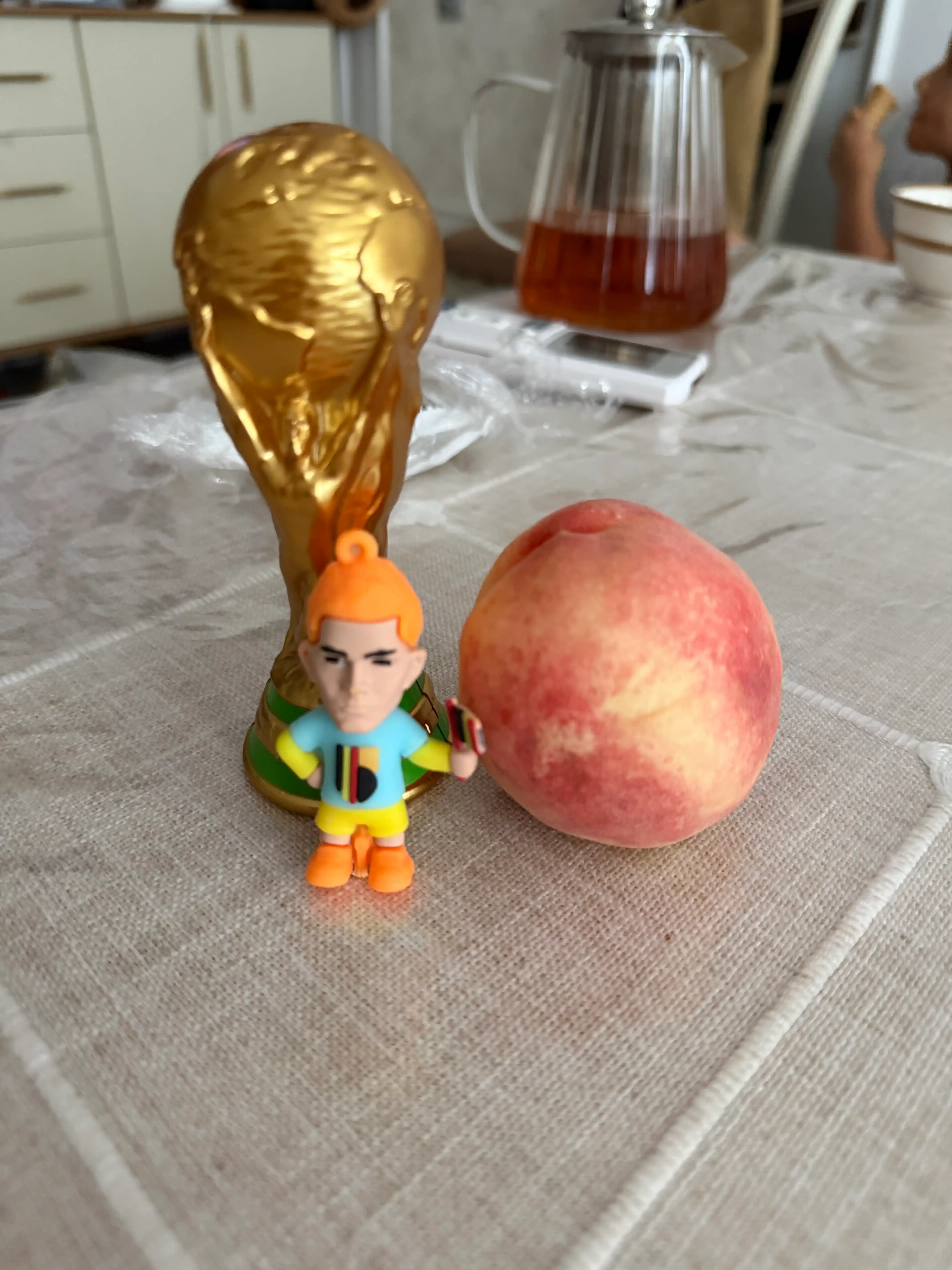 Futbolchi figurasi bilan FIFA kubok