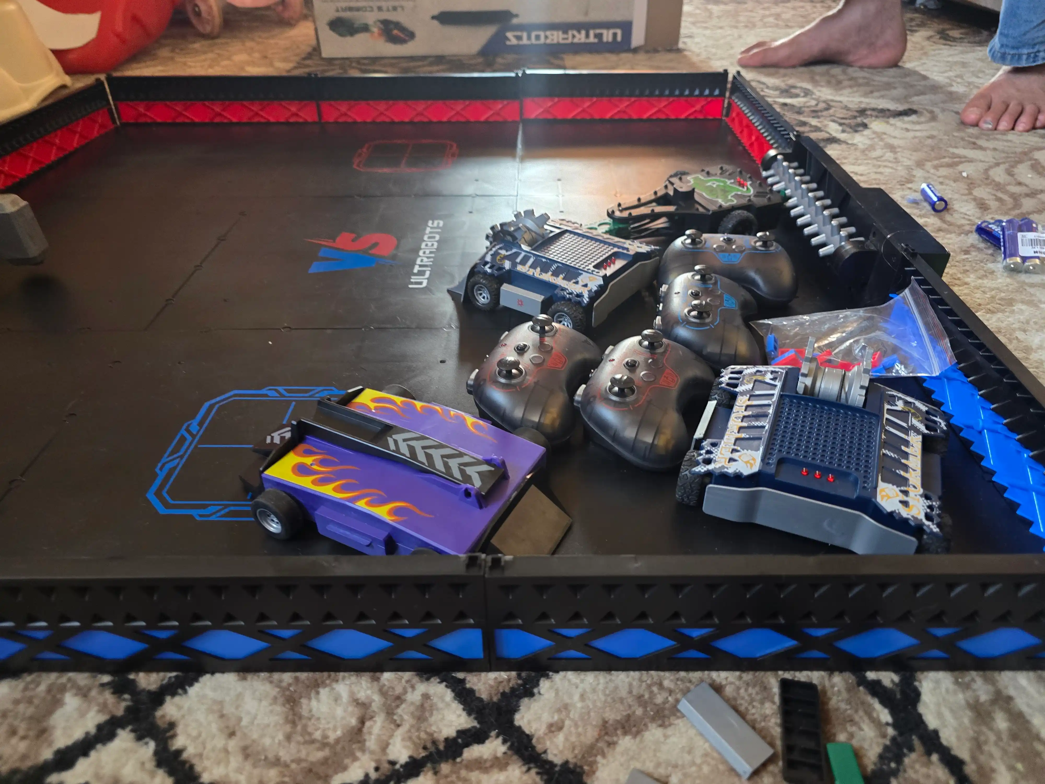Robot mashinalar jangi, to‘plam 2 donali, robot arena, pultli boshqaruv mashinasi
