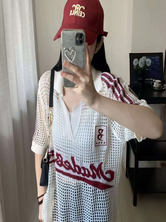 Ayollar yozgi to‘rli jemperlari belbog‘li bluzkalar, sport pololari, shuningdek bluzkalar va futbolkalar
