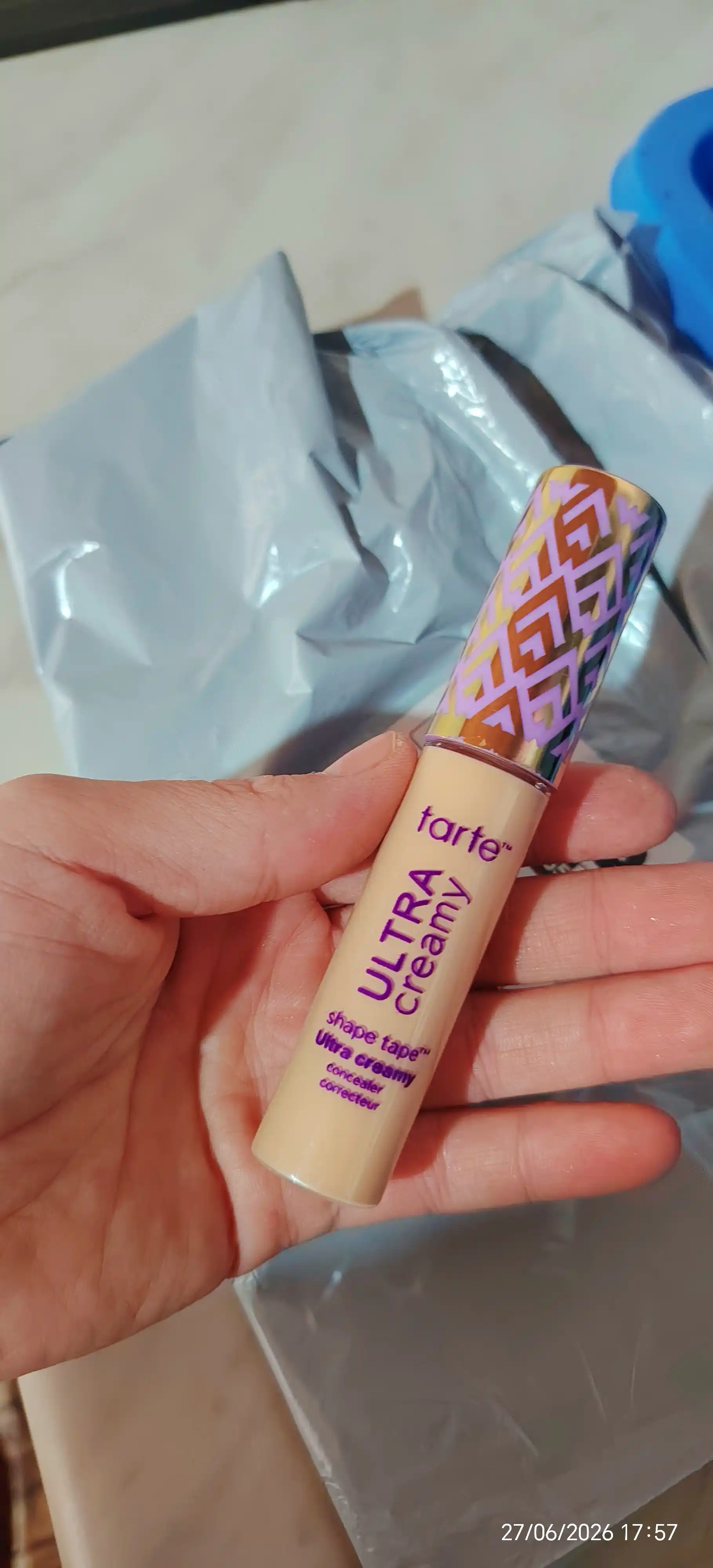 Консилер Tarte shape tap ultra creamy concealer