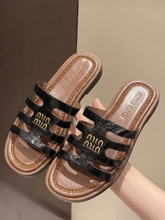 Ayollar shippaklari, MIU MIU
