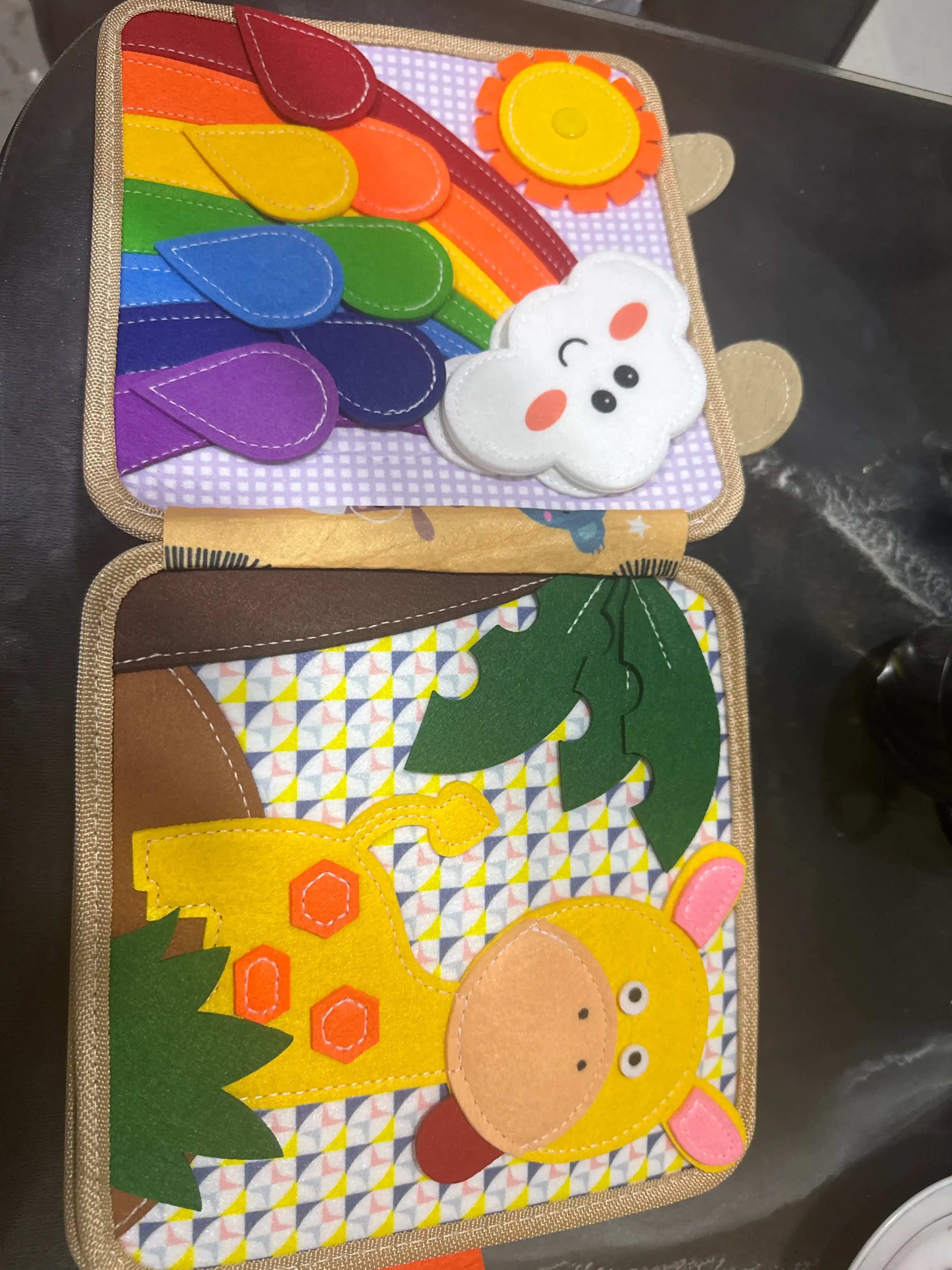 1 yoshgacha bo‘lgan bolalar uchun rivojlantiruvchi o‘yinchoq bizibord kitobchasi