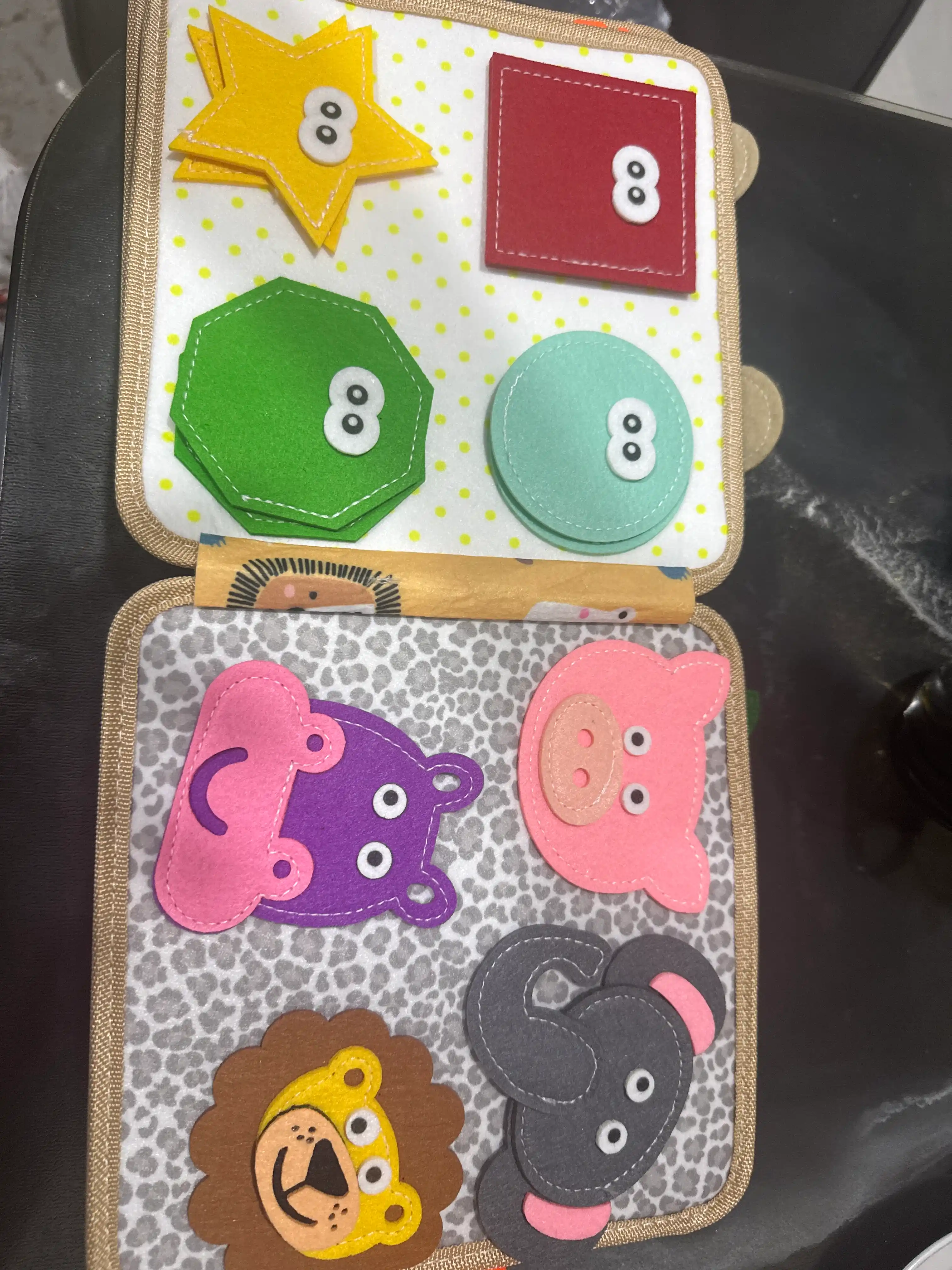 1 yoshgacha bo‘lgan bolalar uchun rivojlantiruvchi o‘yinchoq bizibord kitobchasi
