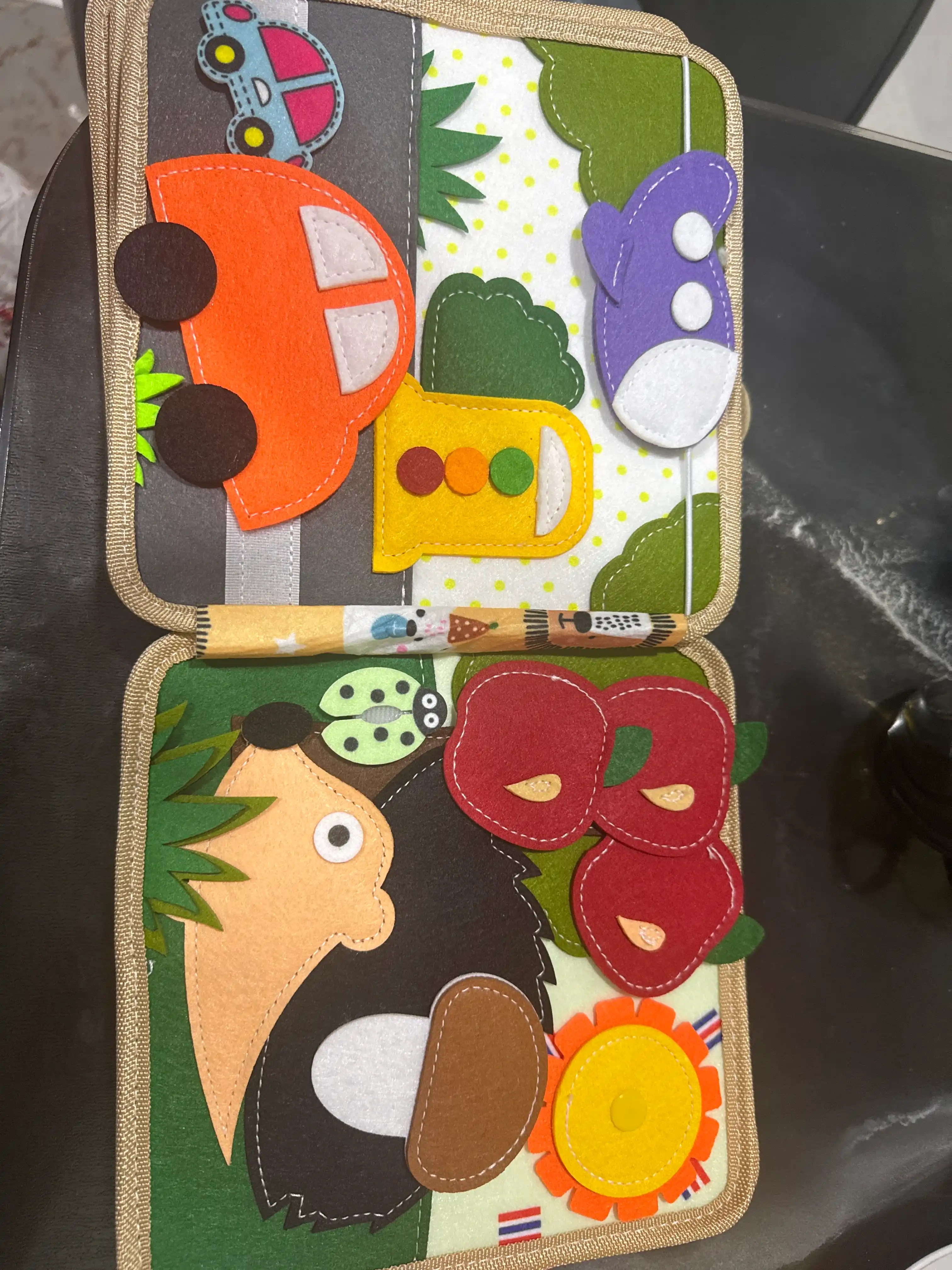 1 yoshgacha bo‘lgan bolalar uchun rivojlantiruvchi o‘yinchoq bizibord kitobchasi