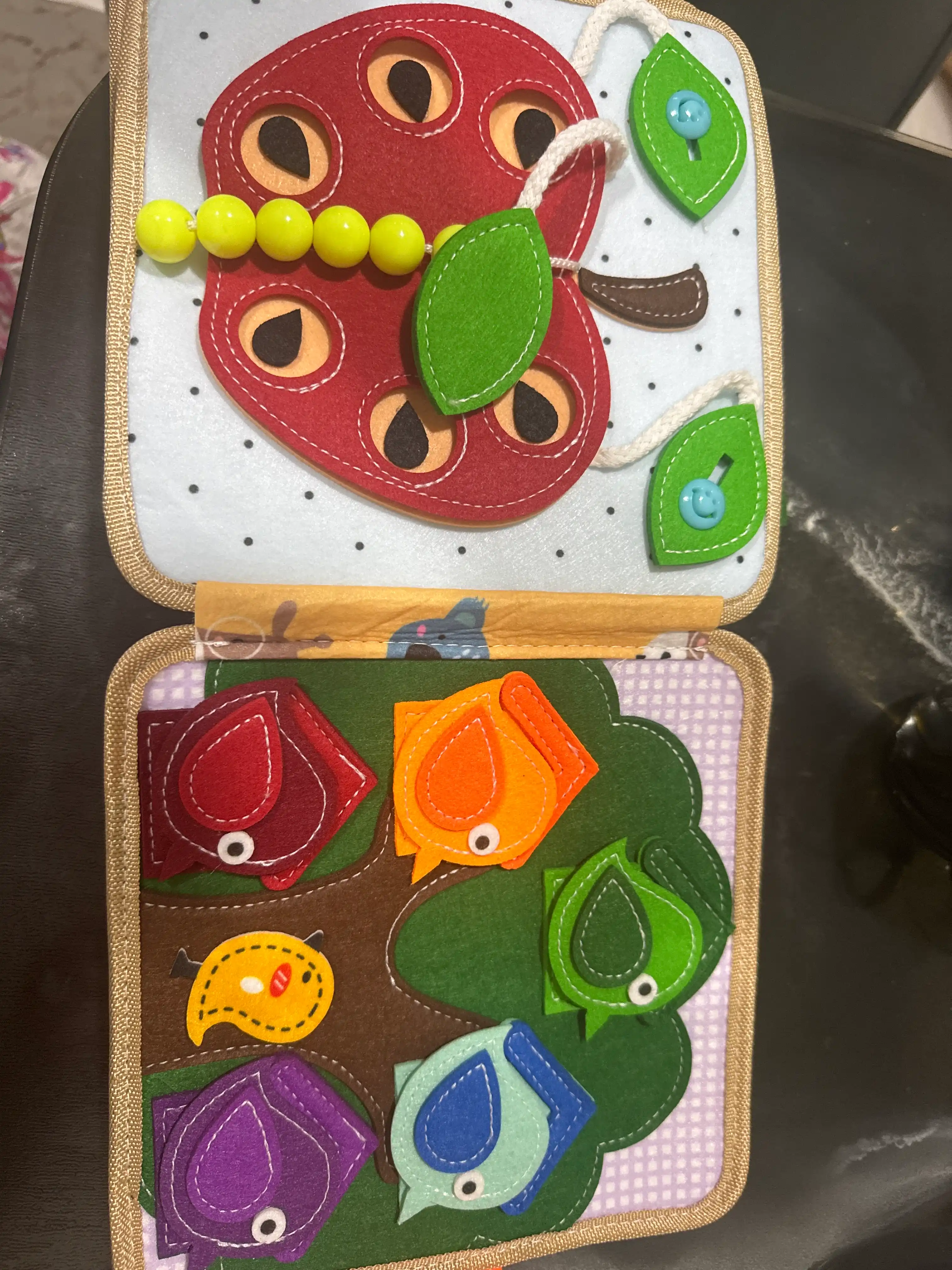 1 yoshgacha bo‘lgan bolalar uchun rivojlantiruvchi o‘yinchoq bizibord kitobchasi
