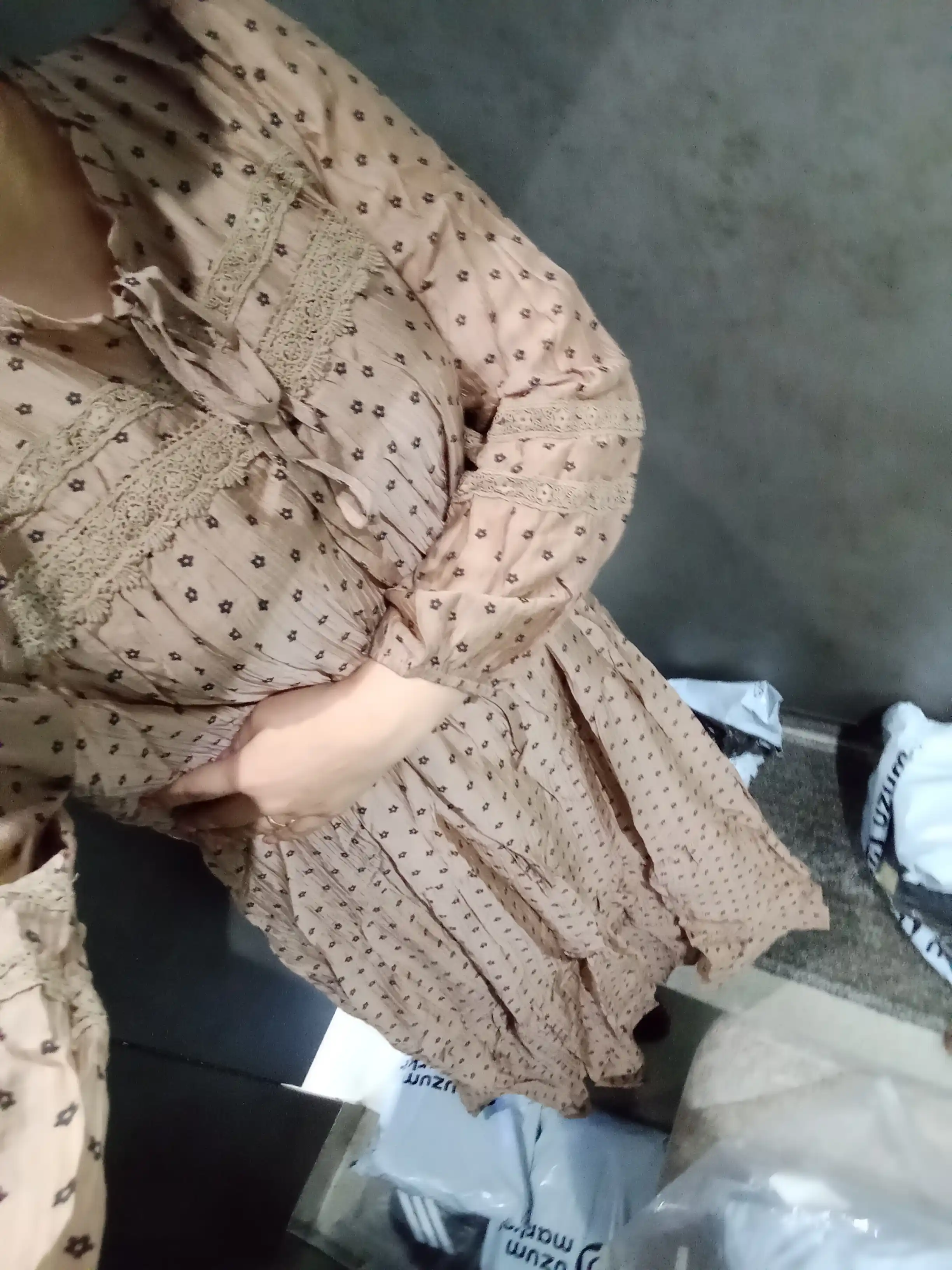 Nafis ayollar ko‘ylagi - bosma naqshli yozgi sarafan, mayda gullar bilan bezatilgan