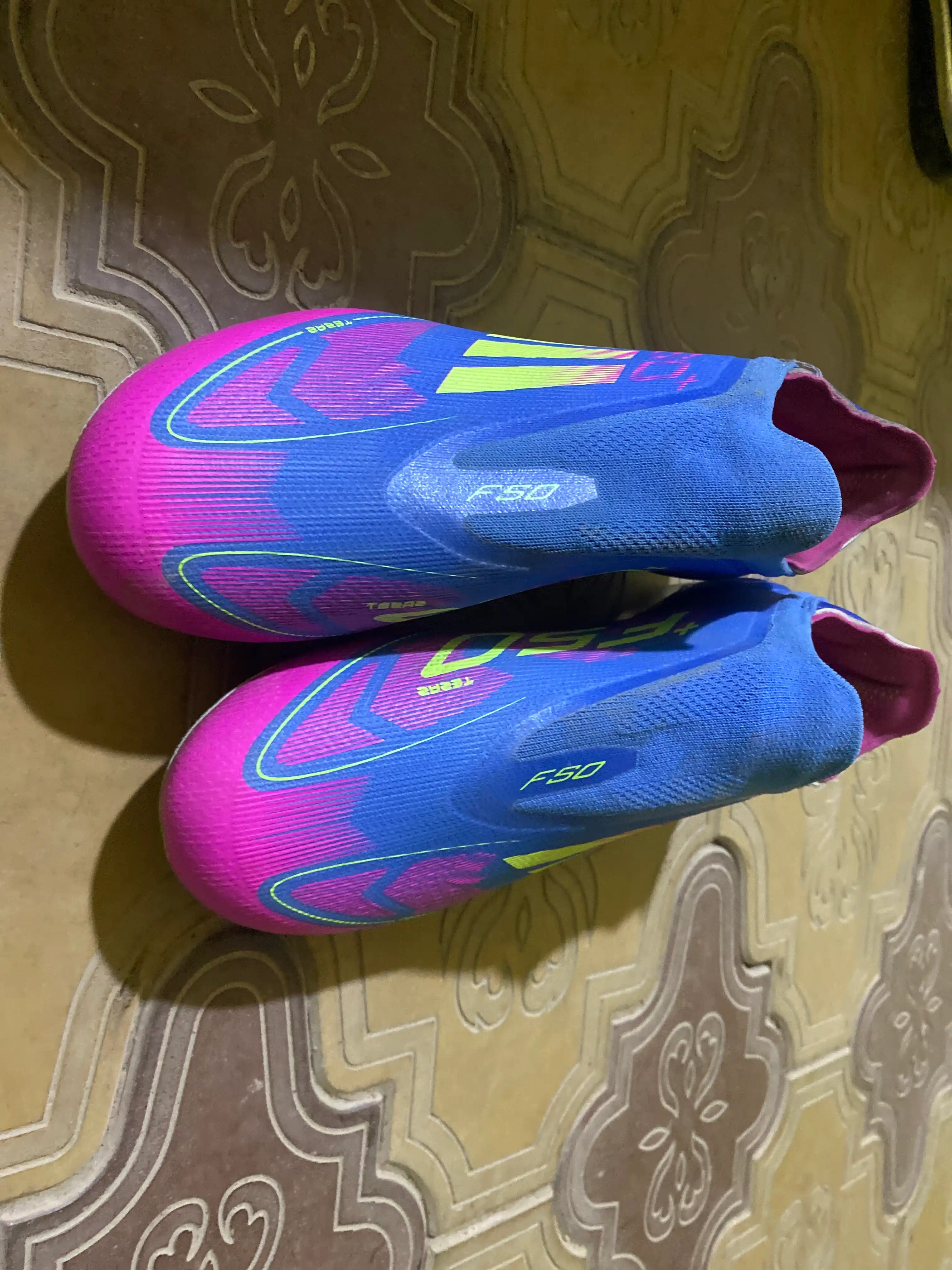 Erkaklar uchun futbol butsilari F50, chim va maydon uchun oyoq kiyim
