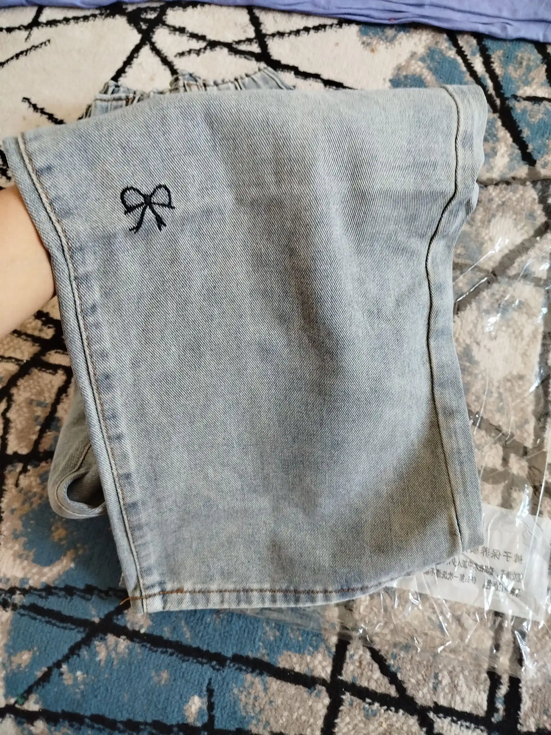 Ayollar uchun baland belli mom jeans – turli rangdagi denim shimlar, jinsi shimlar