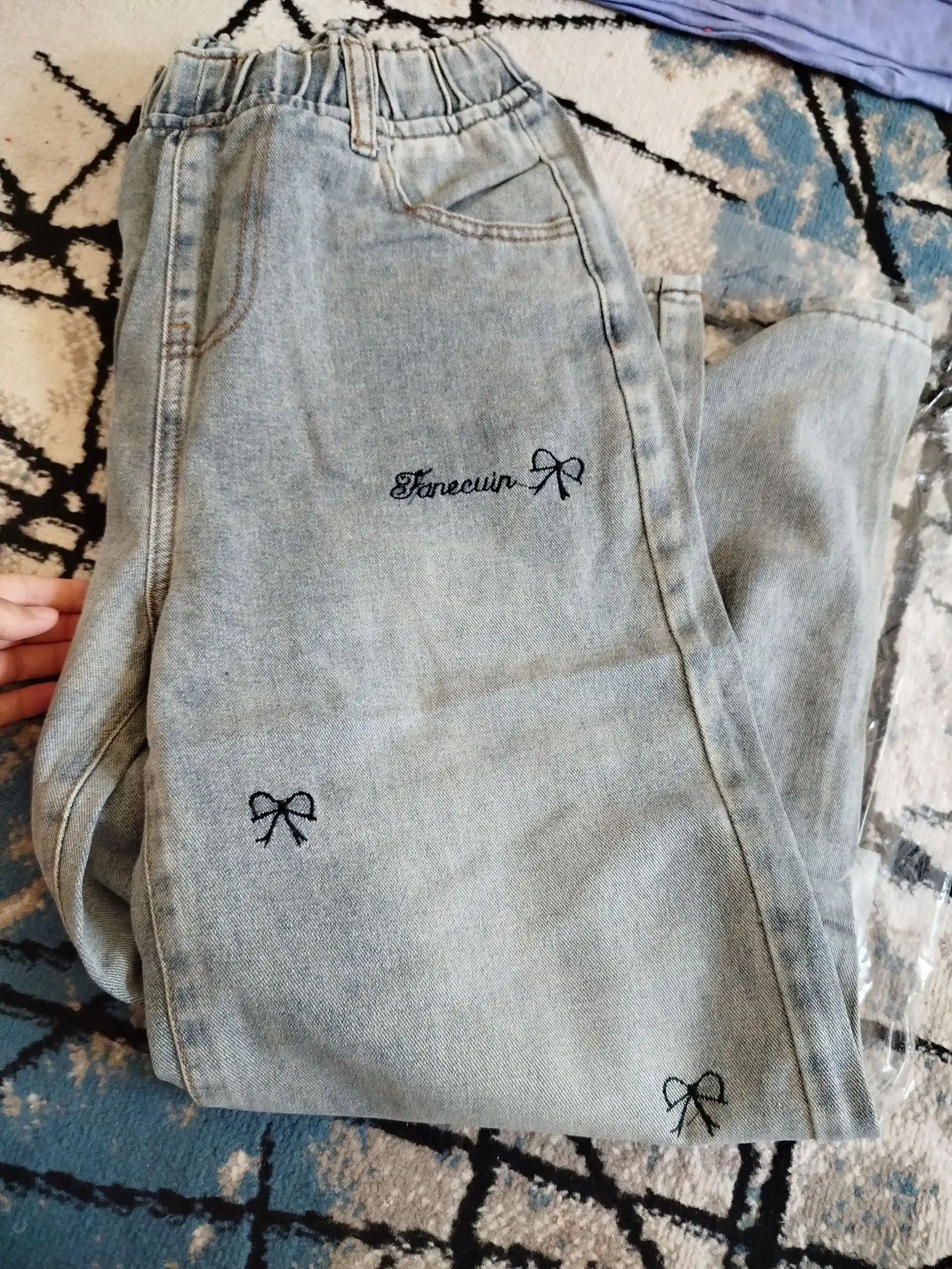 Ayollar uchun baland belli mom jeans – turli rangdagi denim shimlar, jinsi shimlar