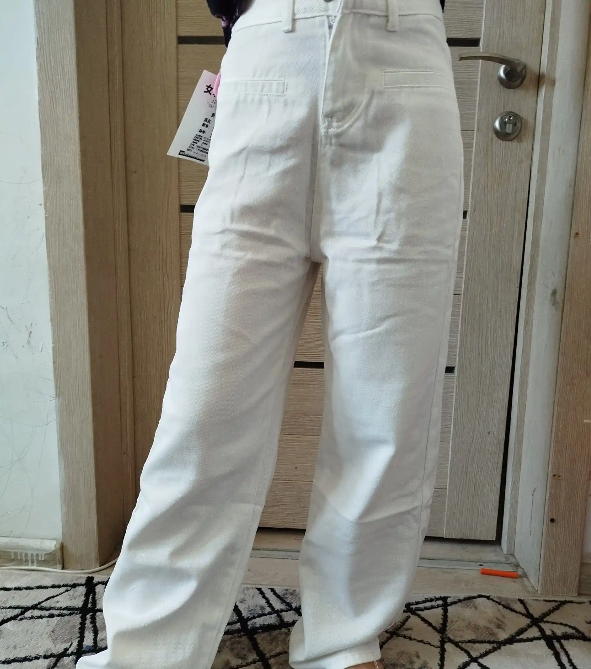 Ayollar uchun baland belli mom jeans – turli rangdagi denim shimlar, jinsi shimlar