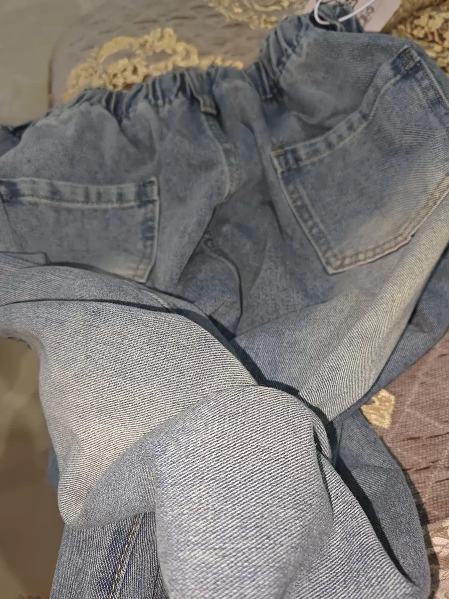 Ayollar uchun baland belli mom jeans – turli rangdagi denim shimlar, jinsi shimlar