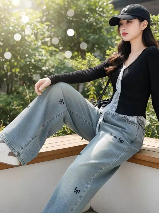 Ayollar uchun baland belli mom jeans – turli rangdagi denim shimlar, jinsi shimlar