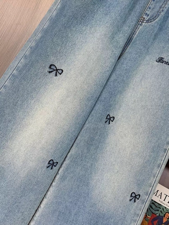 Ayollar uchun baland belli mom jeans – turli rangdagi denim shimlar, jinsi shimlar