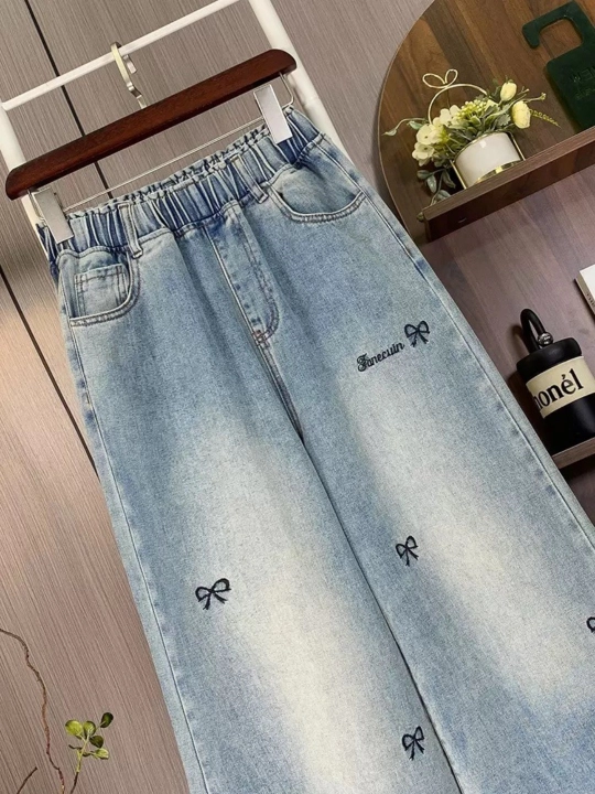 Ayollar uchun baland belli mom jeans – turli rangdagi denim shimlar, jinsi shimlar