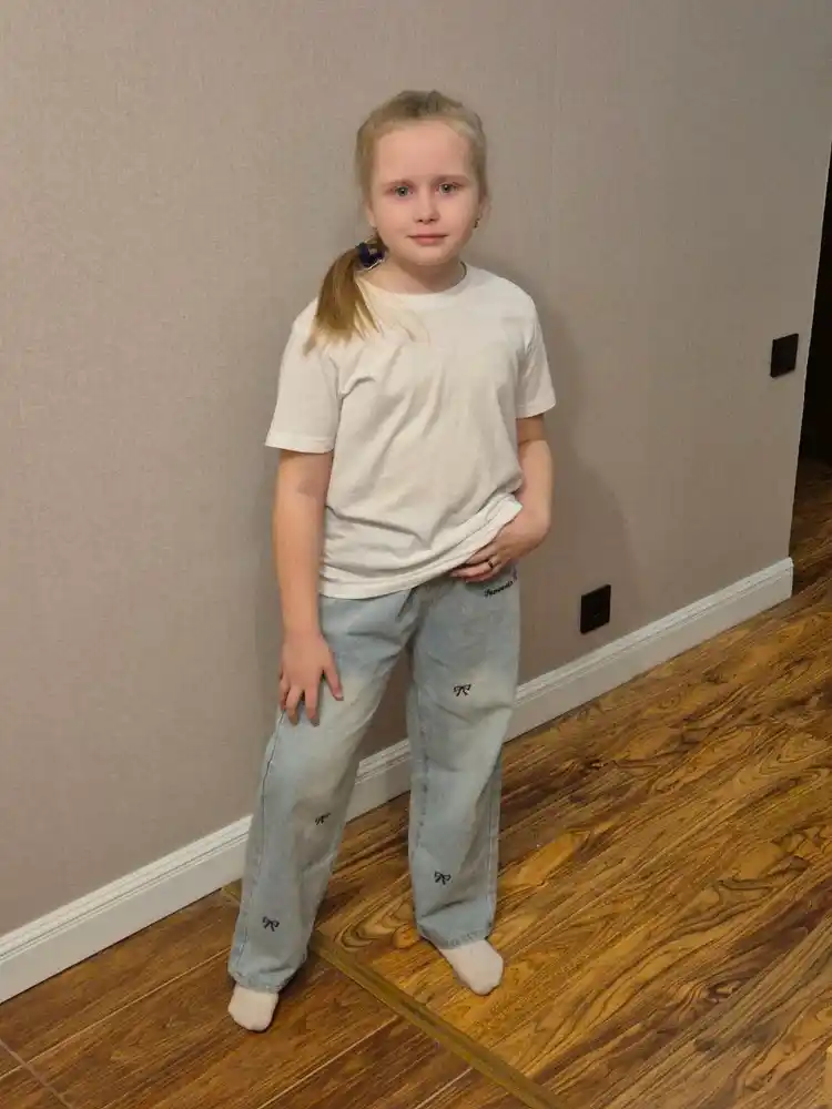 Ayollar uchun baland belli mom jeans – turli rangdagi denim shimlar, jinsi shimlar