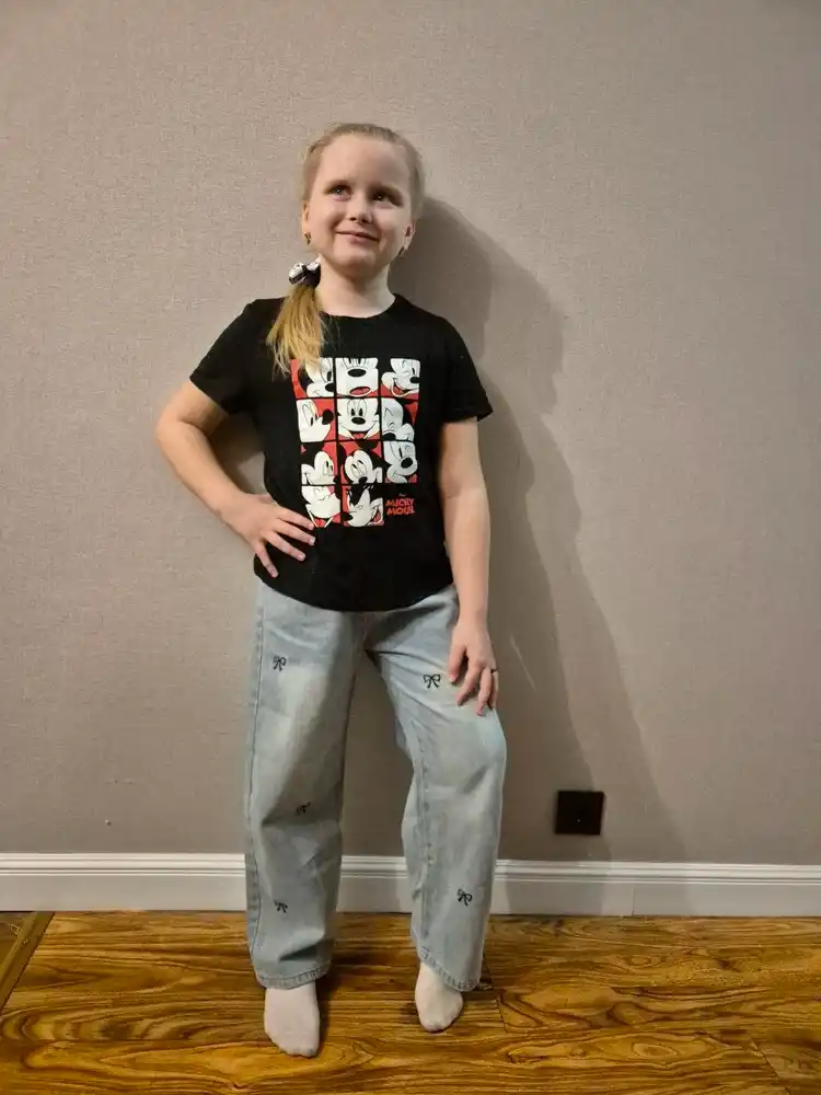 Ayollar uchun baland belli mom jeans – turli rangdagi denim shimlar, jinsi shimlar