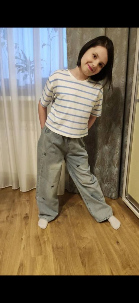 Ayollar uchun baland belli mom jeans – turli rangdagi denim shimlar, jinsi shimlar