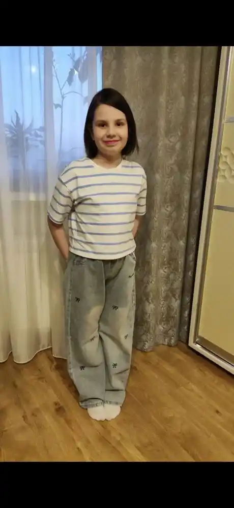 Ayollar uchun baland belli mom jeans – turli rangdagi denim shimlar, jinsi shimlar