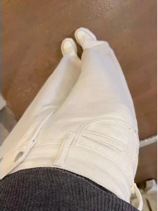 Ayollar uchun baland belli mom jeans – turli rangdagi denim shimlar, jinsi shimlar