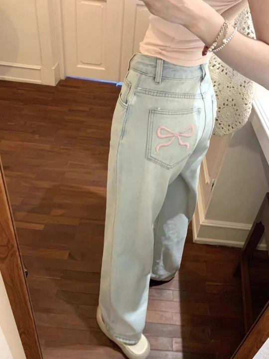 Ayollar uchun baland belli mom jeans – turli rangdagi denim shimlar, jinsi shimlar