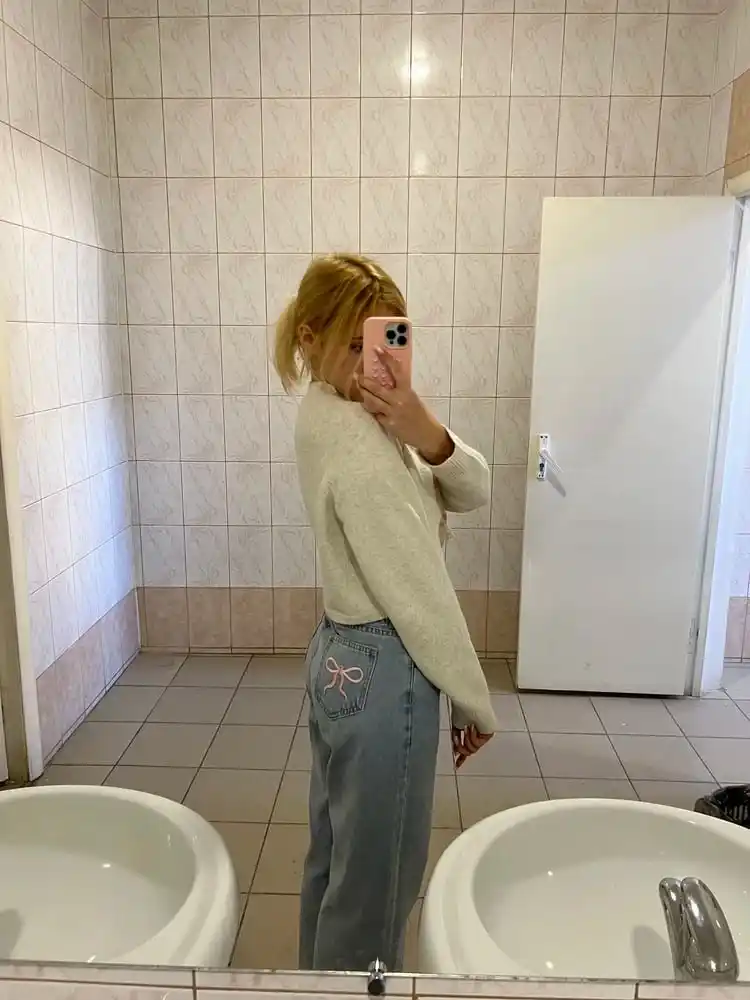 Ayollar uchun baland belli mom jeans – turli rangdagi denim shimlar, jinsi shimlar