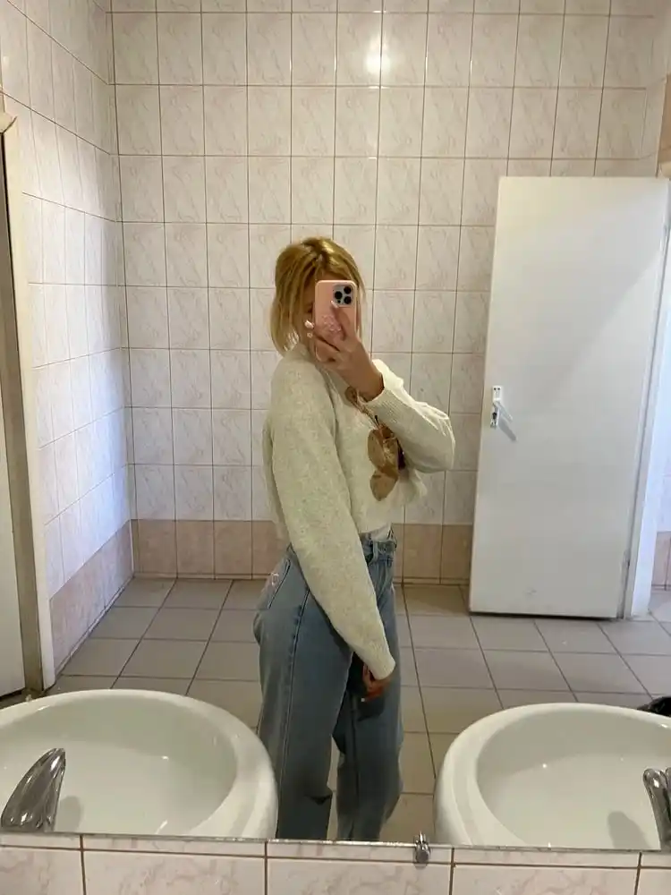 Ayollar uchun baland belli mom jeans – turli rangdagi denim shimlar, jinsi shimlar