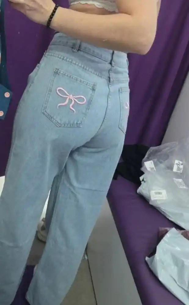 Ayollar uchun baland belli mom jeans – turli rangdagi denim shimlar, jinsi shimlar