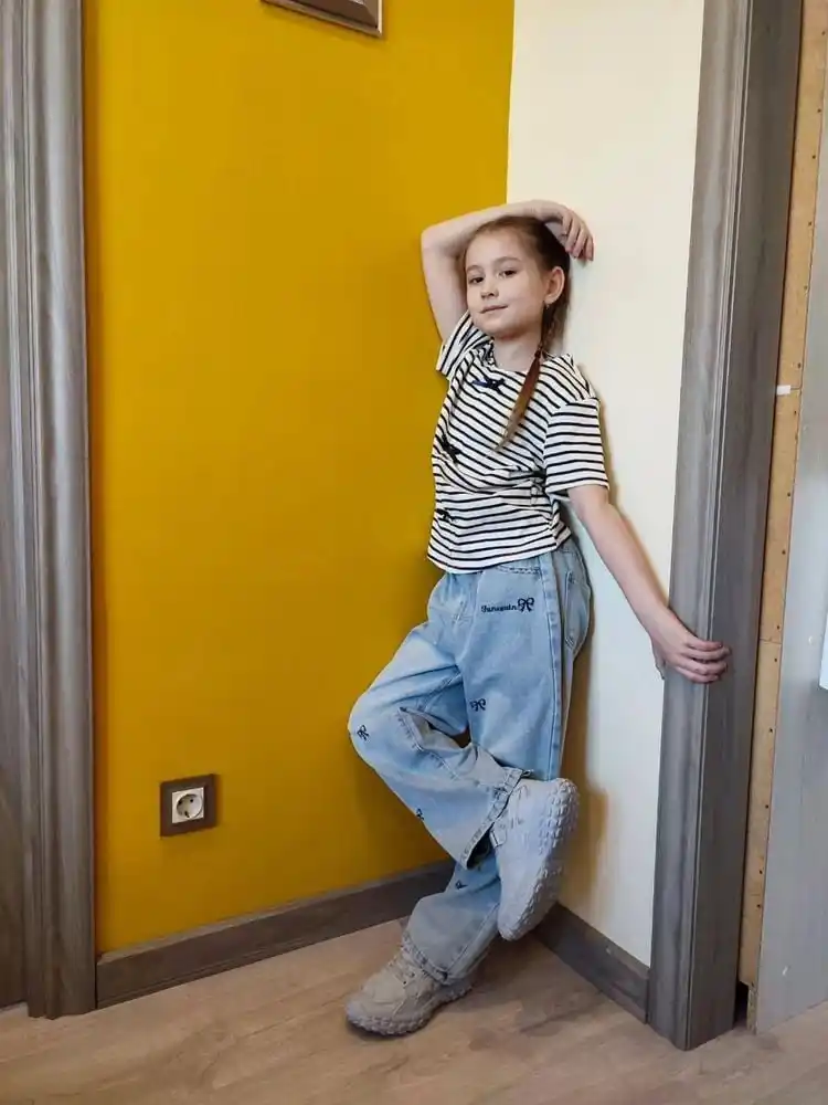 Ayollar uchun baland belli mom jeans – turli rangdagi denim shimlar, jinsi shimlar